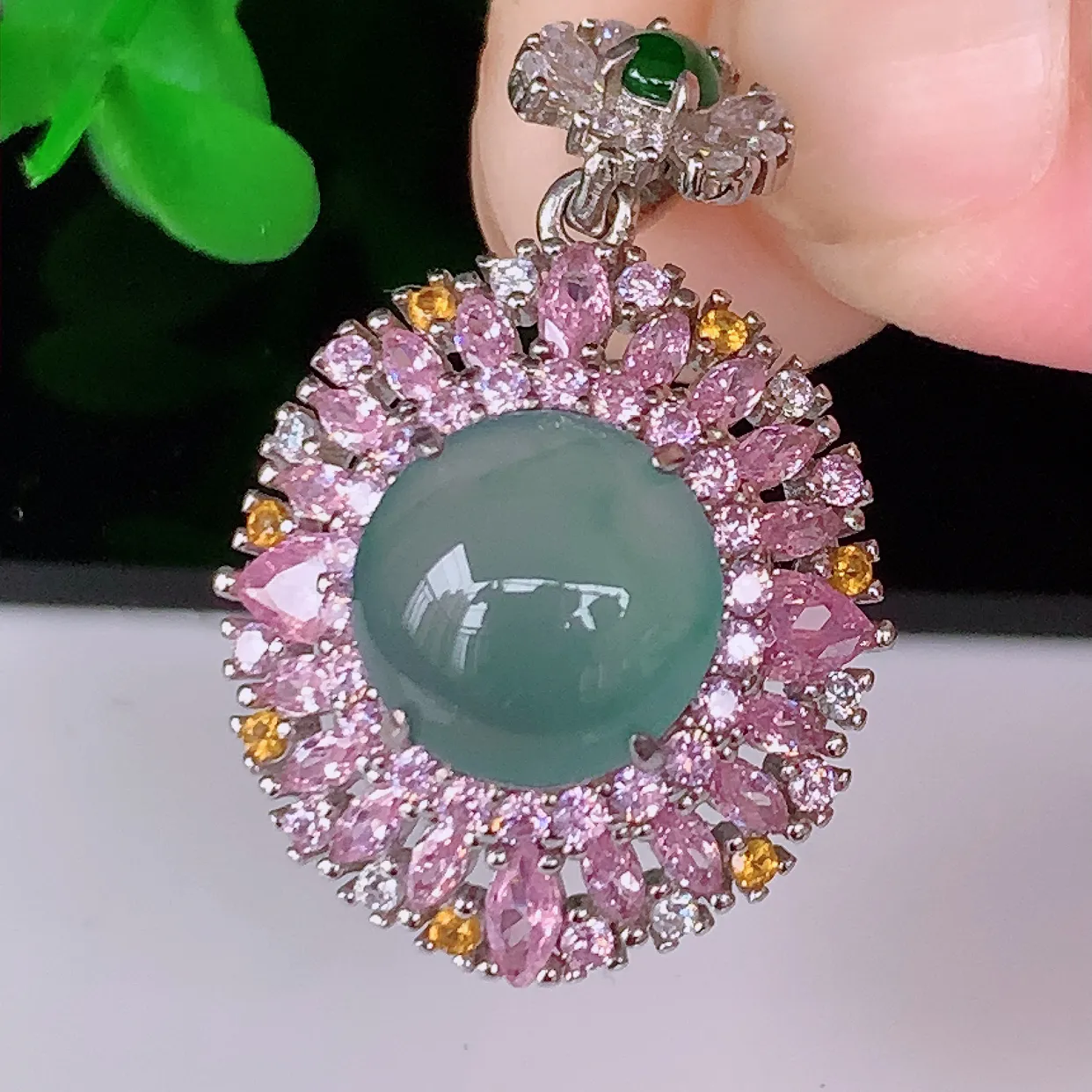 冰透翡翠925银镶嵌吊坠，自然光实拍，翠色灵动，颜色漂亮，种老水足，品相佳，佩戴佳品！#97.5整体28.5*18*10裸石9.6*9.6