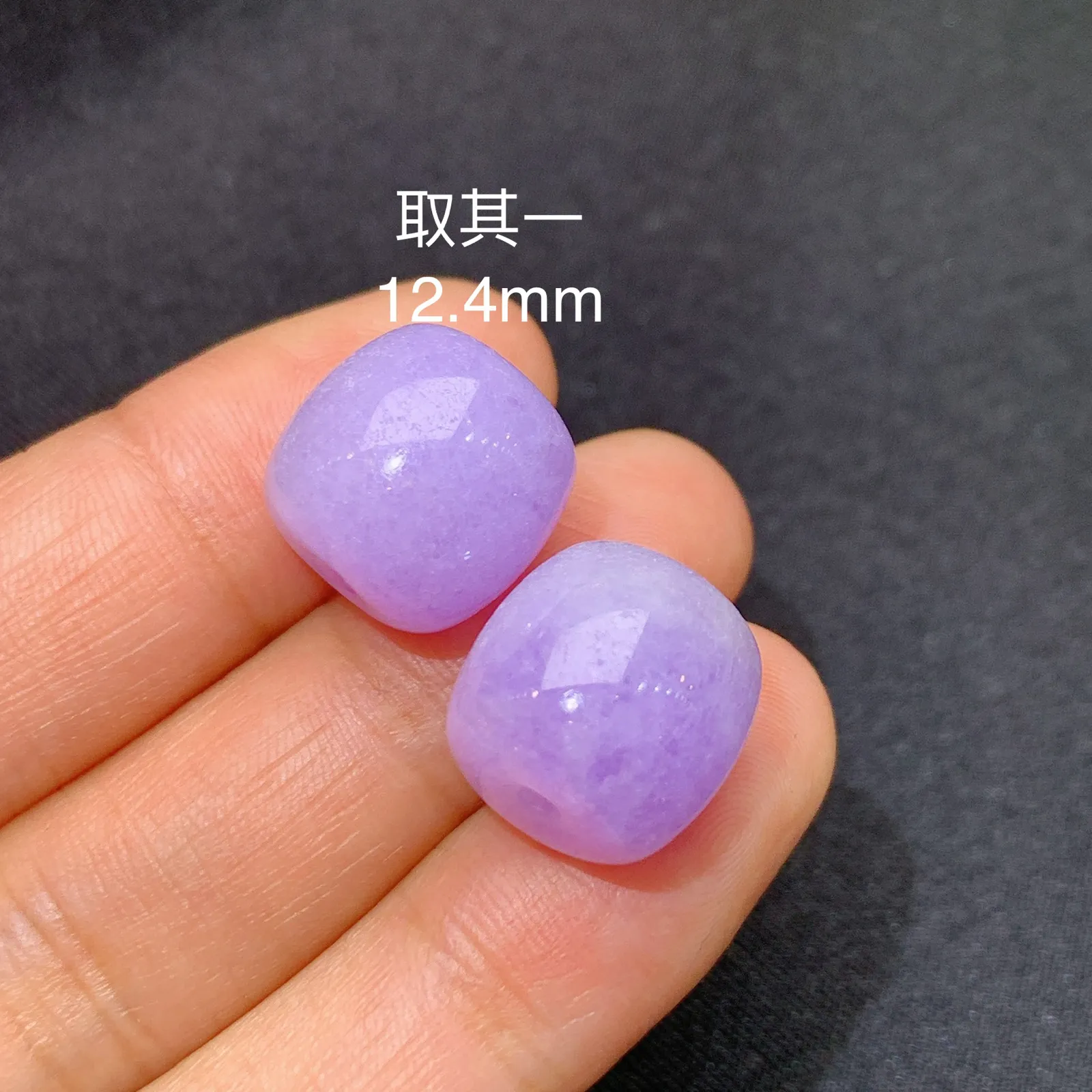 紫罗兰路路通一对，镶嵌佳品，温润细腻，颜色鲜艳 直径12.4