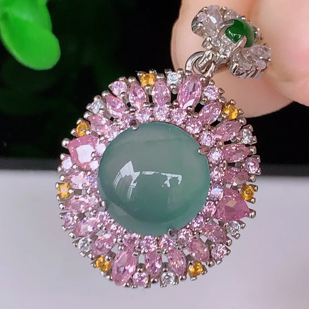 冰透翡翠925银镶嵌吊坠，自然光实拍，翠色灵动，颜色漂亮，种老水足，品相佳，佩戴佳品！#97.5整体28.5*18*10裸石9.6*9.6