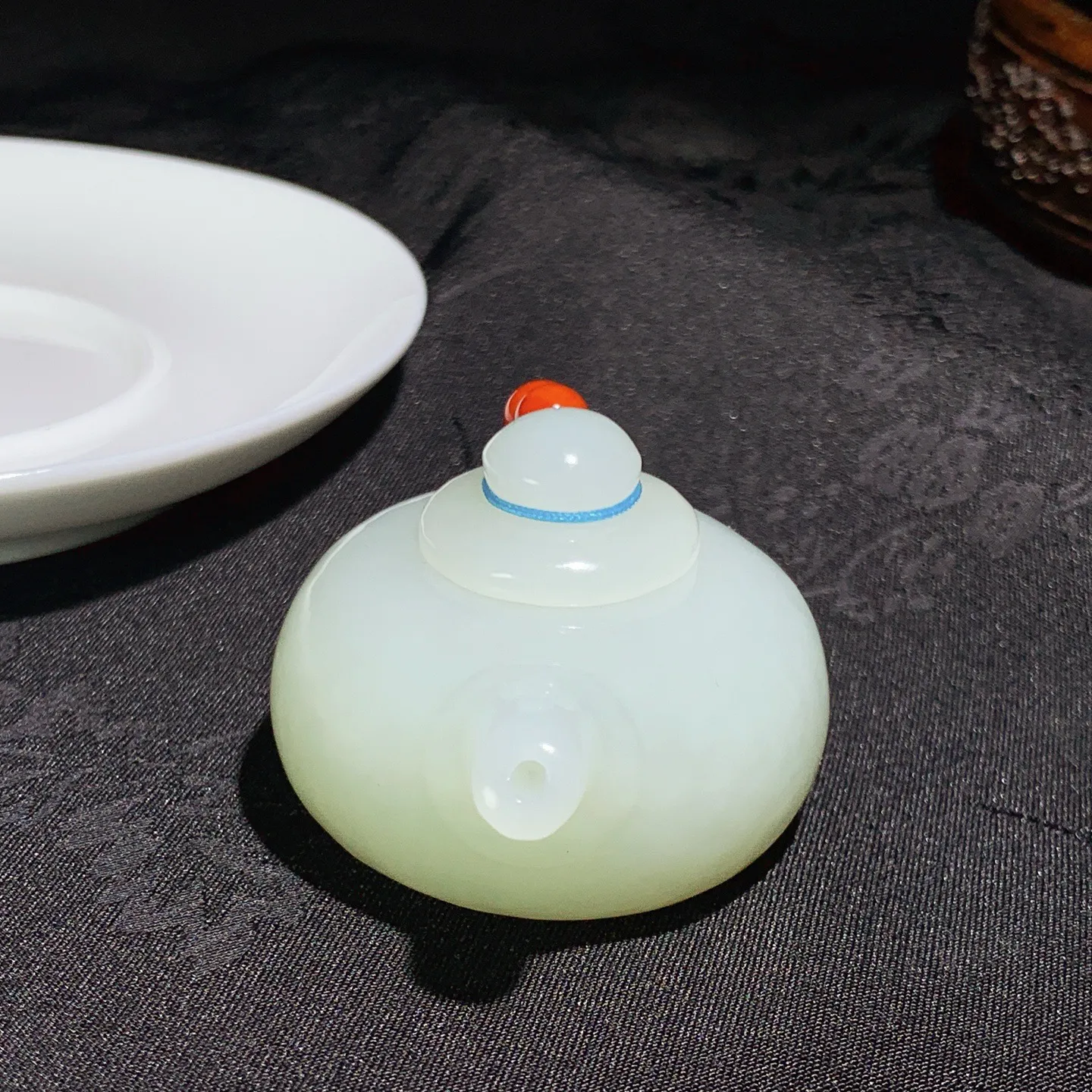 和田玉把把壶。尺寸61/42/32重64克 玉质细腻油润 底色纯净 脂粉好，品质好！lt250805