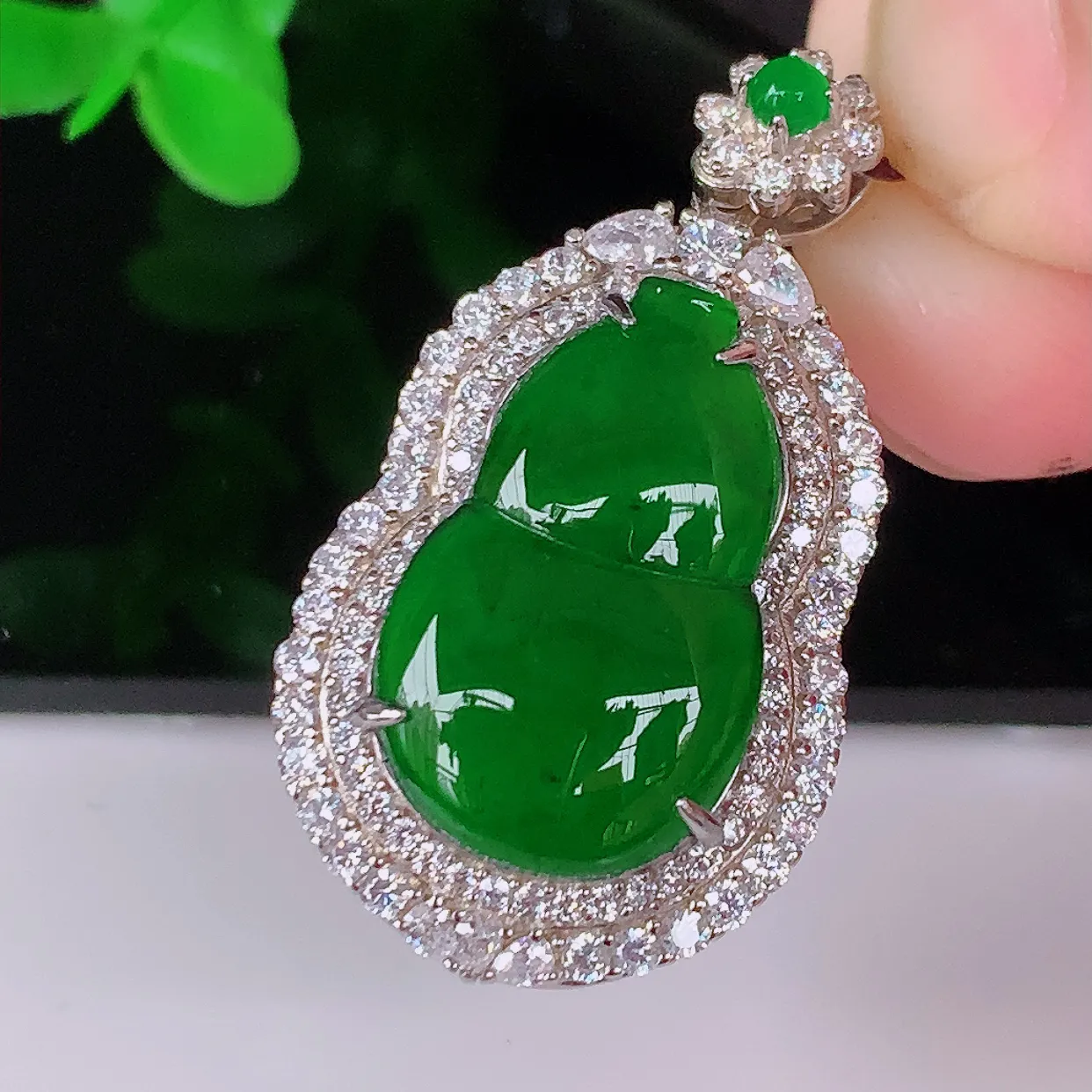 冰透满绿翡翠葫芦925银镶嵌吊坠，自然光实拍，翠色灵动，颜色漂亮，种老水足，品相佳，佩戴佳品！#97.5整体31*17.5*10.5裸石18*11.5