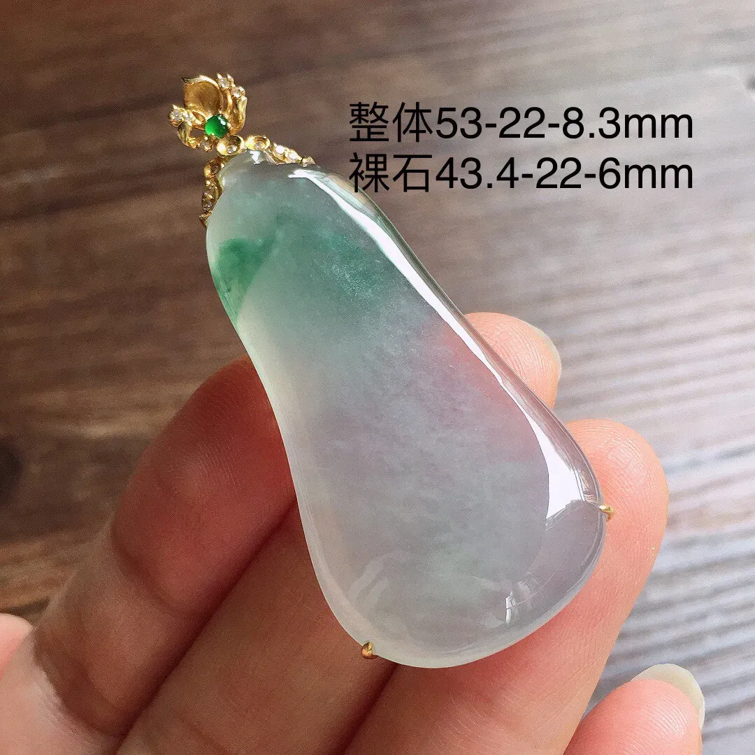 冰种飘花福瓜吊坠，18k金扣头，冰润细腻，品相好，种水足 尺寸53*22*8.3