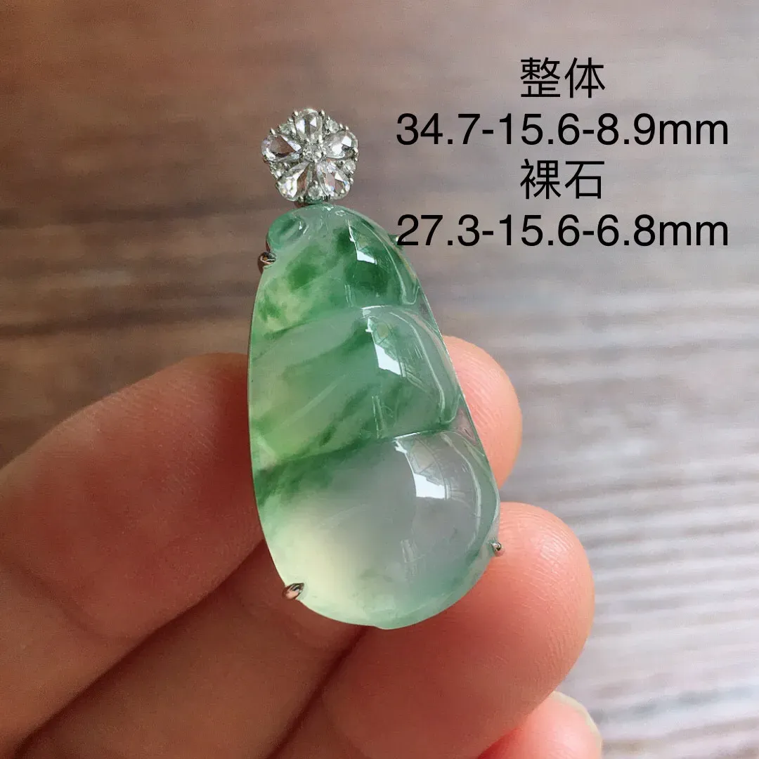 冰飘花福豆吊坠，18k金镶嵌，冰润饱满，玉质细腻，种水足 尺寸34.7*15.6*8.9