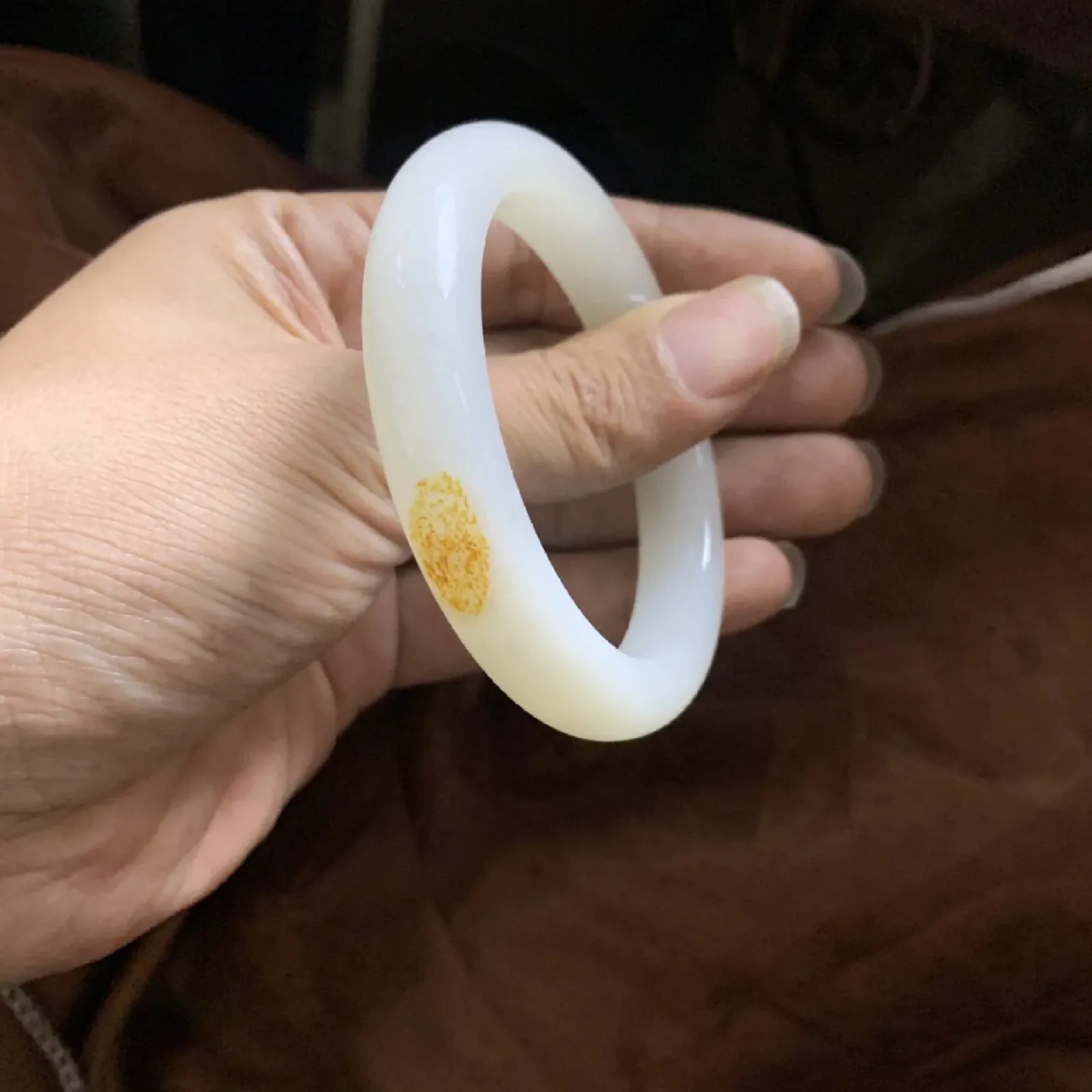 和田玉57圈口羊脂白手镯！撒金皮，玉质细腻油润 底色纯净 无裂无杂 脂粉好，品质好