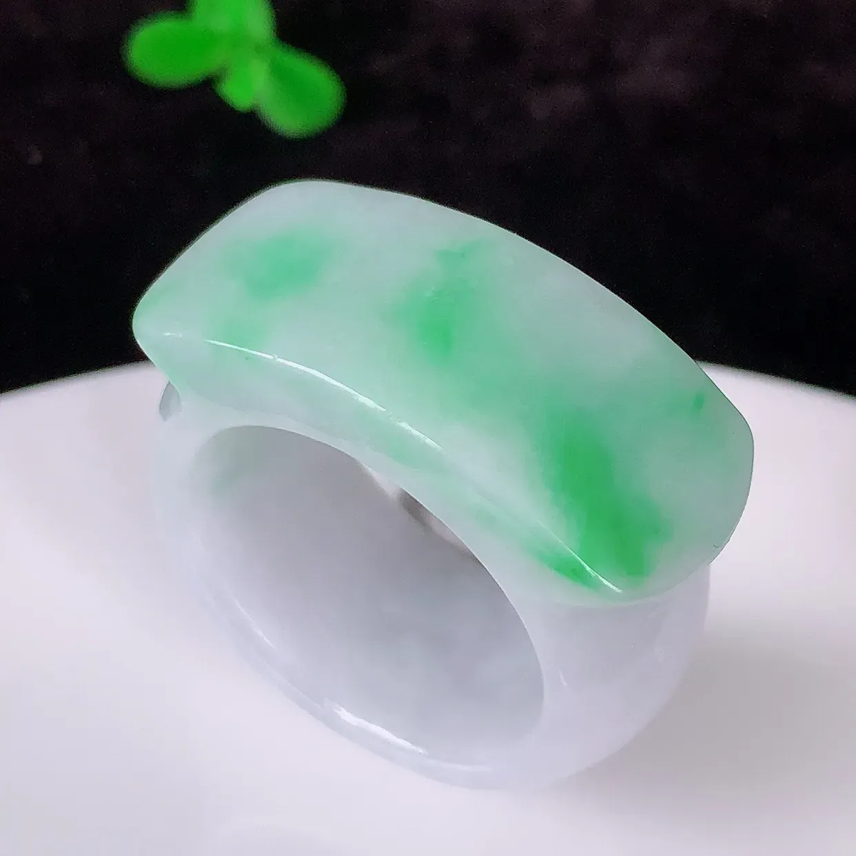 自然光实拍，21mm内径飘绿翡翠扳指，冰润指环，玉扳指，财源滚滚，玉质细腻起胶，26圈口，种水好！#57.5尺寸21-12.5-5