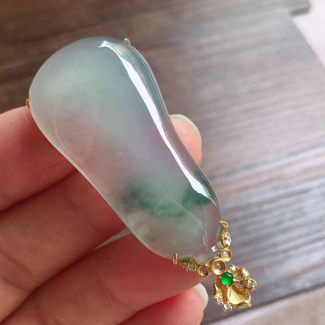 冰种飘花福瓜吊坠，18k金扣头，冰润细腻，品相好，种水足 尺寸53*22*8.3