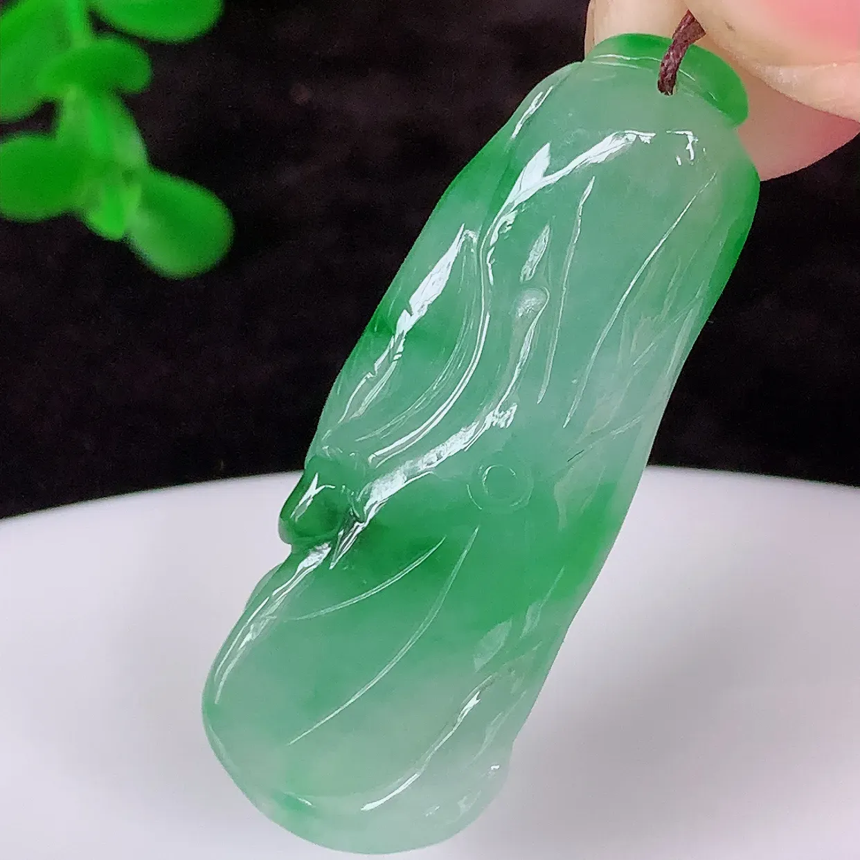 自然光实拍，冰飘辣绿荷叶鱼、和和美美翡翠玉坠，财源广进，自然隐逸、荷本是素不着尘之物，有和美之寓意。#05.5