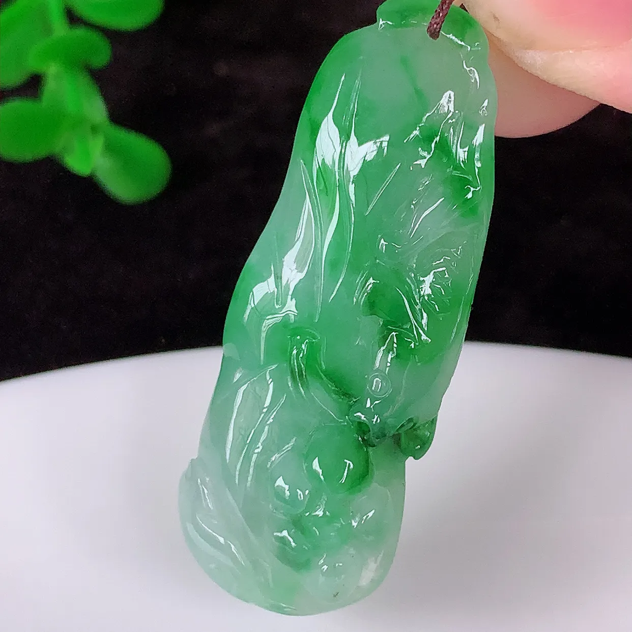 自然光实拍，冰飘辣绿荷叶鱼、和和美美翡翠玉坠，财源广进，自然隐逸、荷本是素不着尘之物，有和美之寓意。#05.5