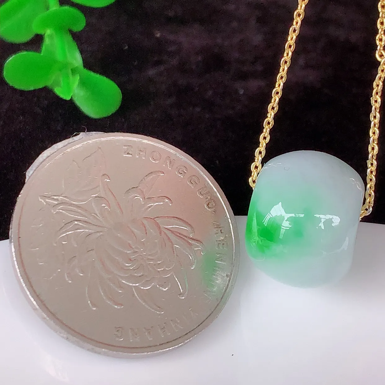 自然光实拍，冰润飘阳绿路路通翡翠吊坠，寓意时来运转、财源滚滚，款式新颖时尚，日常百搭的款！#05.5