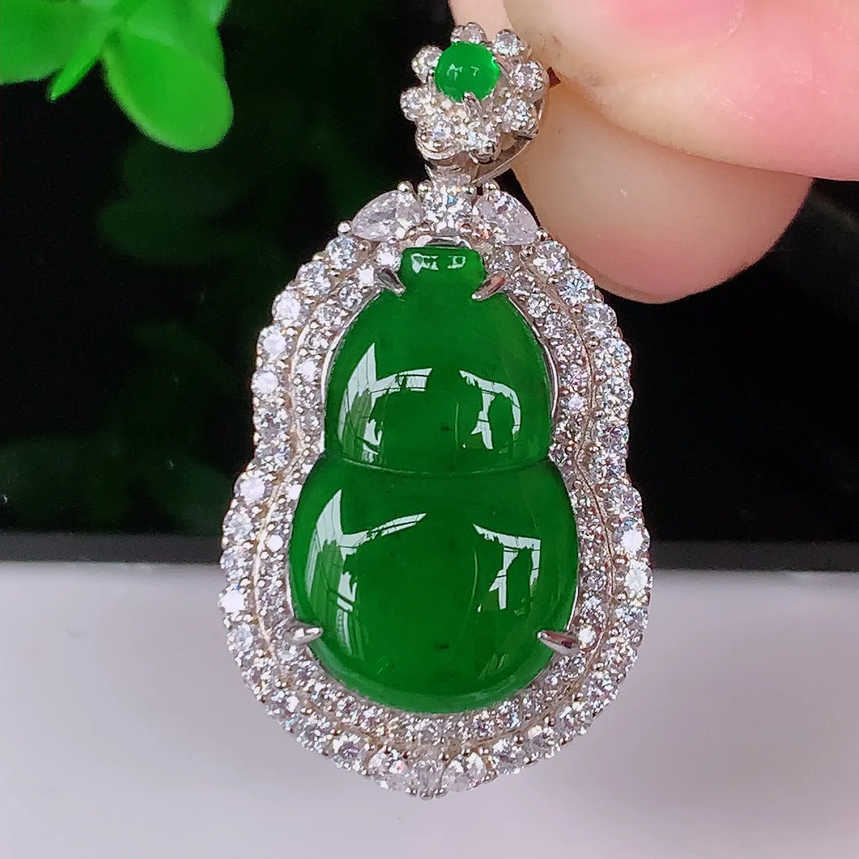 冰透满绿翡翠葫芦925银镶嵌吊坠，自然光实拍，翠色灵动，颜色漂亮，种老水足，品相佳，佩戴佳品！#97