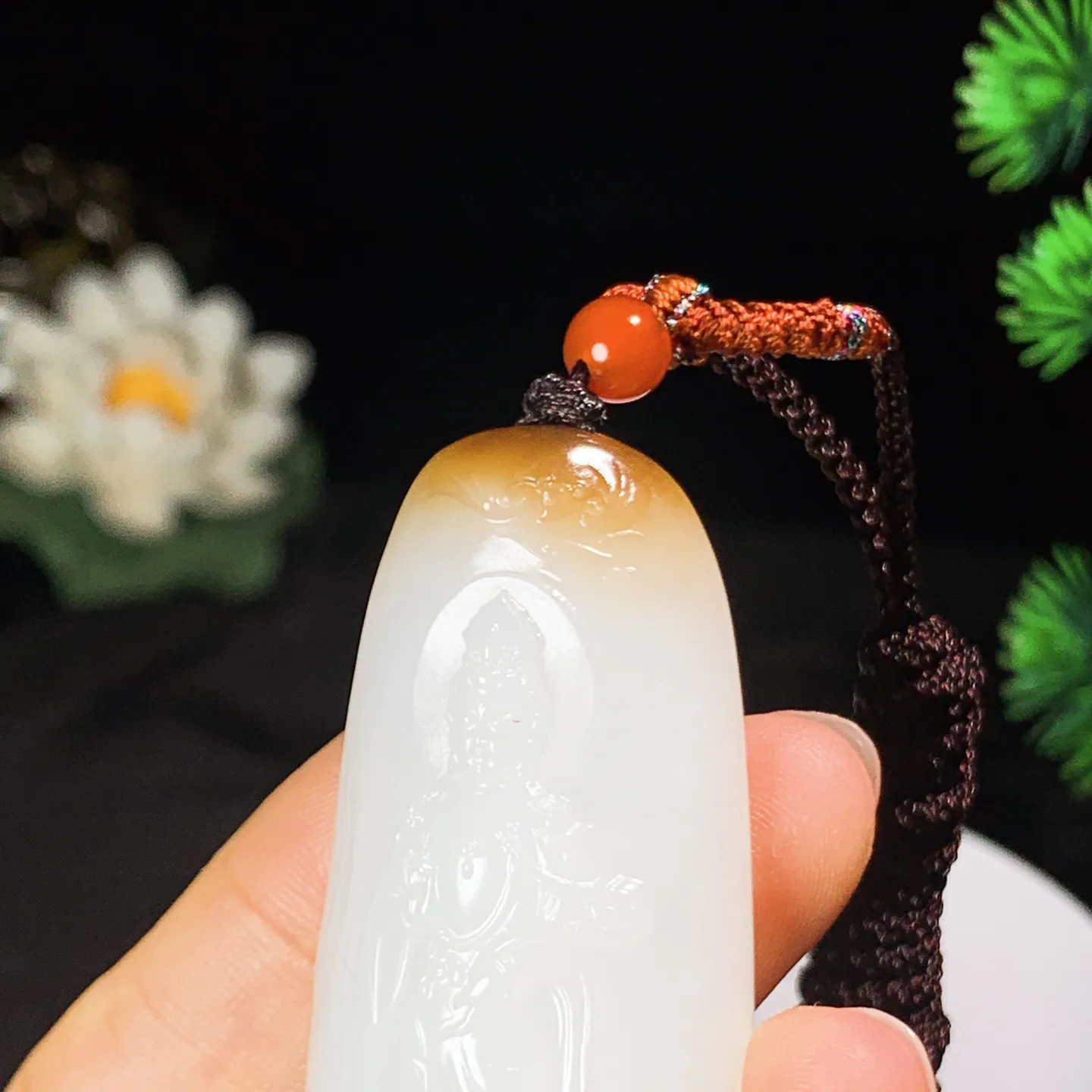新疆且末糖站观音挂件。尺寸58/27/15重38克 玉质细腻油润 底色纯净 脂粉好，品质好！lt250805