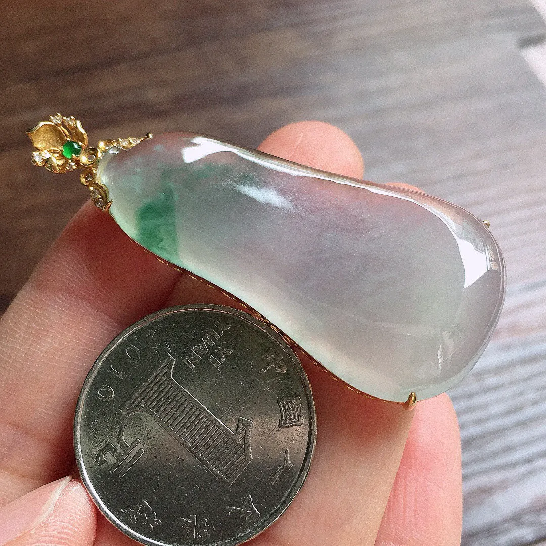冰种飘花福瓜吊坠，18k金扣头，冰润细腻，品相好，种水足 尺寸53*22*8.3