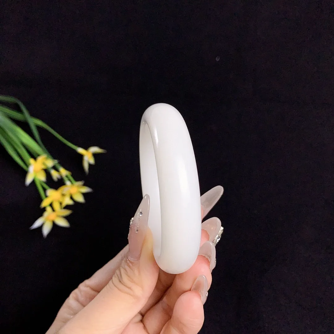 ￼和田玉50圈口羊脂白手镯！玉质细腻油润 底色纯净 无裂无杂 脂粉好，品质高