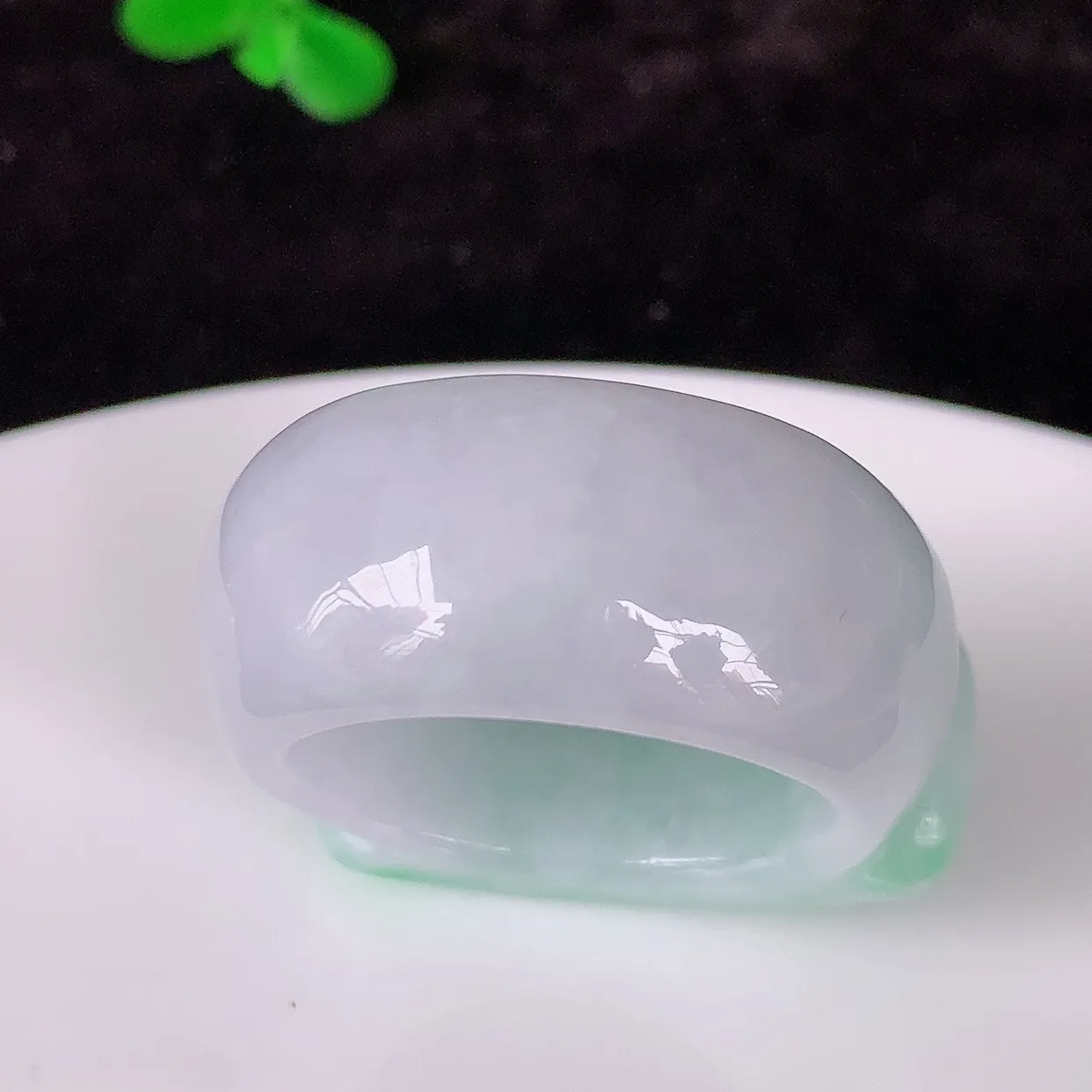 自然光实拍，21mm内径飘绿翡翠扳指，冰润指环，玉扳指，财源滚滚，玉质细腻起胶，26圈口，种水好！#57.5尺寸21-12.5-5