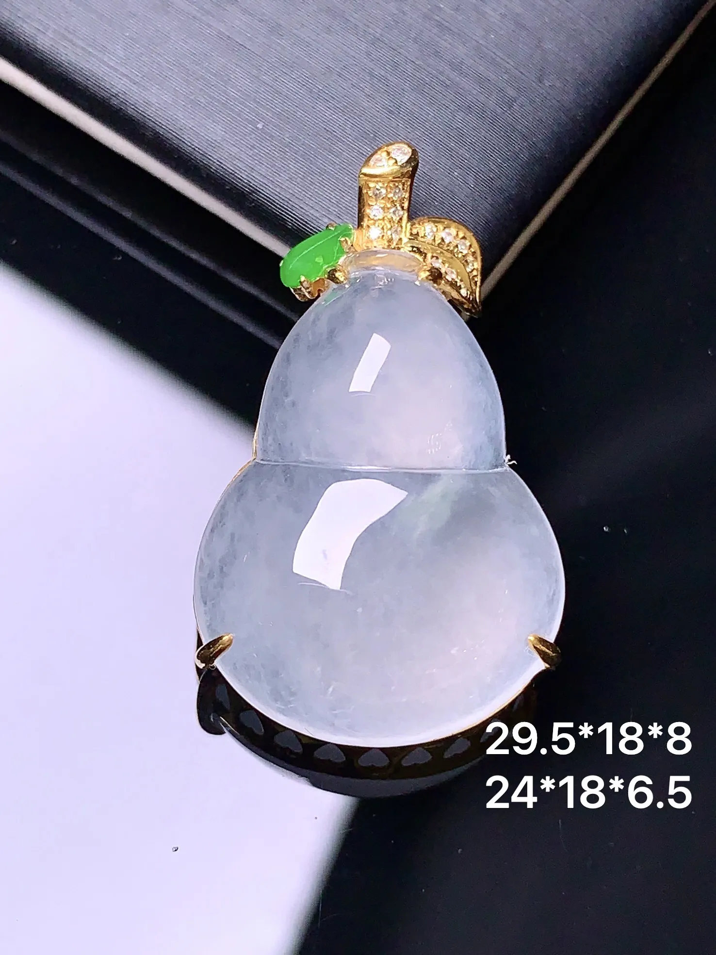 18k金钻镶嵌冰种葫芦吊坠 玉质细腻 色泽清新艳丽 整体尺寸29.5*18*8