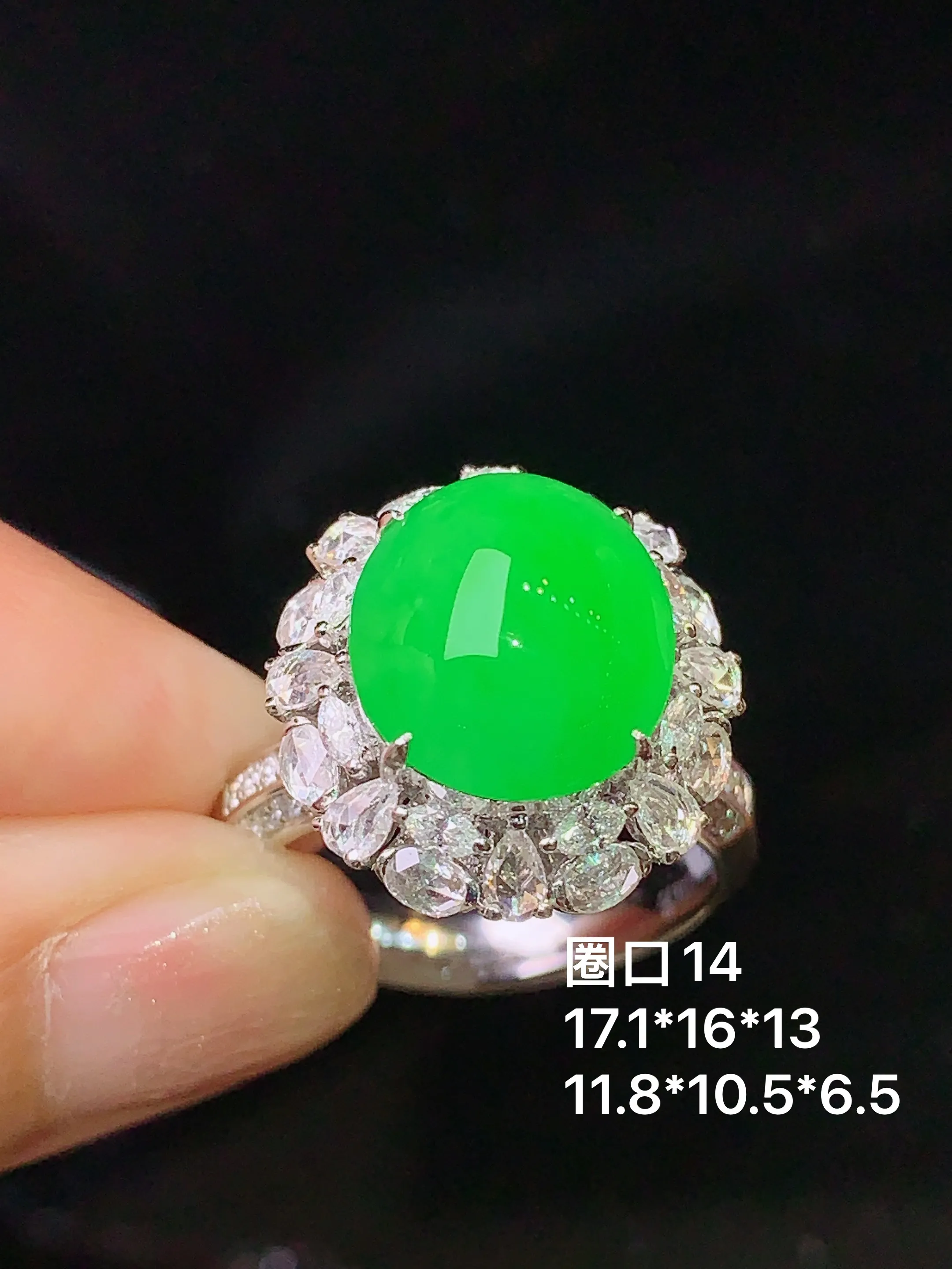 18k金钻镶嵌满绿蛋面戒指 玉质细腻 色泽清新艳丽 圈口14 整体尺寸17.1*16*13