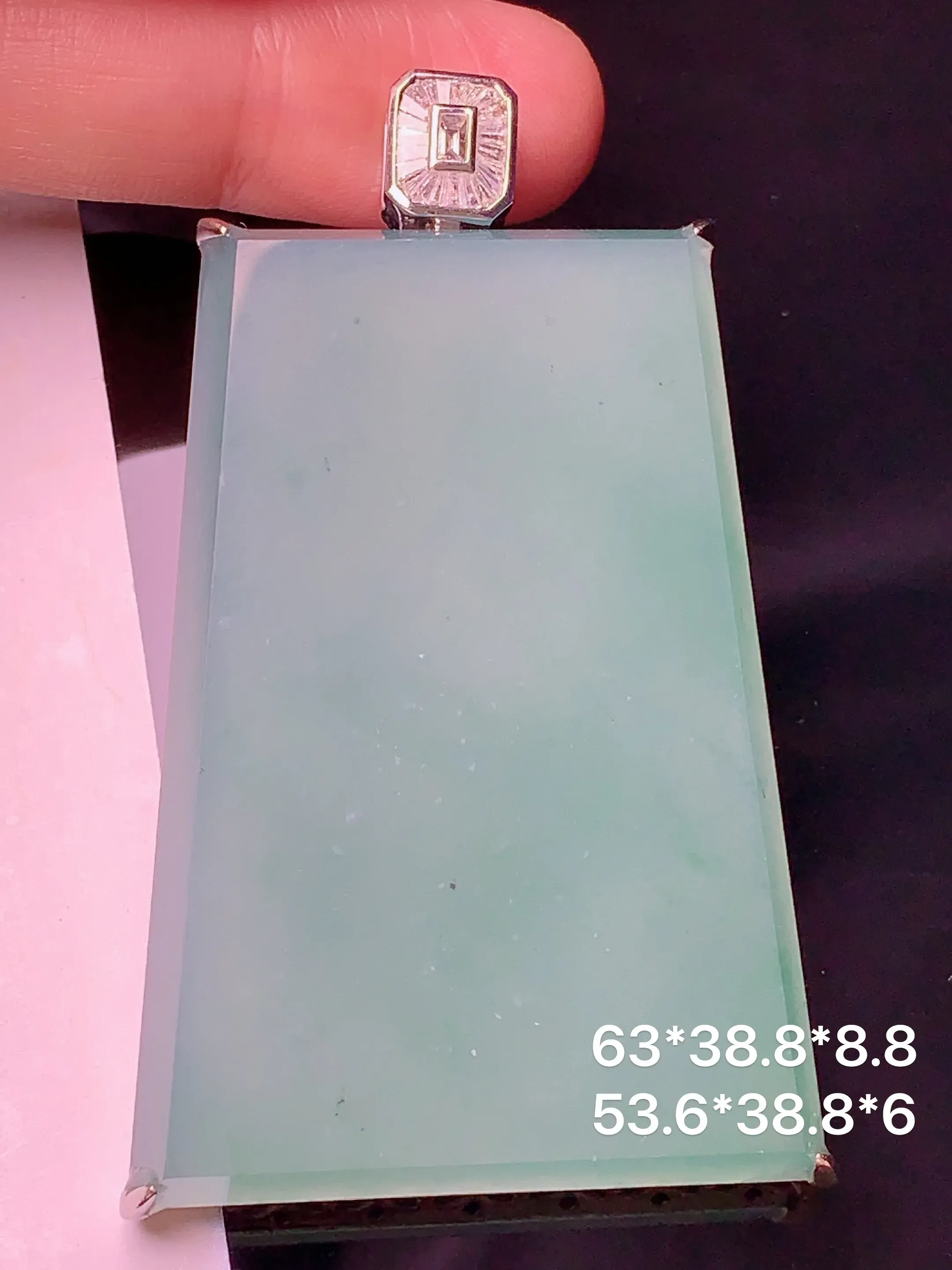 18k金钻镶嵌飘绿无事牌吊坠 玉质细腻 色泽清新艳丽 整体尺寸63*38.8*8.8