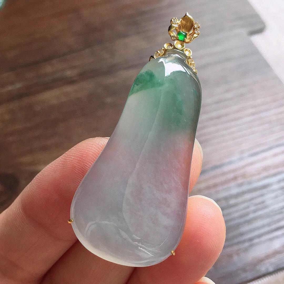 冰种飘花福瓜吊坠，18k金扣头，冰润细腻，品相好，种水足 尺寸53*22*8.3