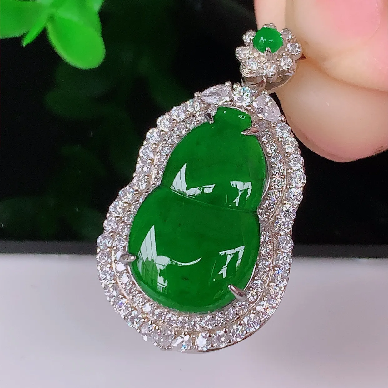 冰透满绿翡翠葫芦925银镶嵌吊坠，自然光实拍，翠色灵动，颜色漂亮，种老水足，品相佳，佩戴佳品！#97.5整体31*17.5*10.5裸石18*11.5