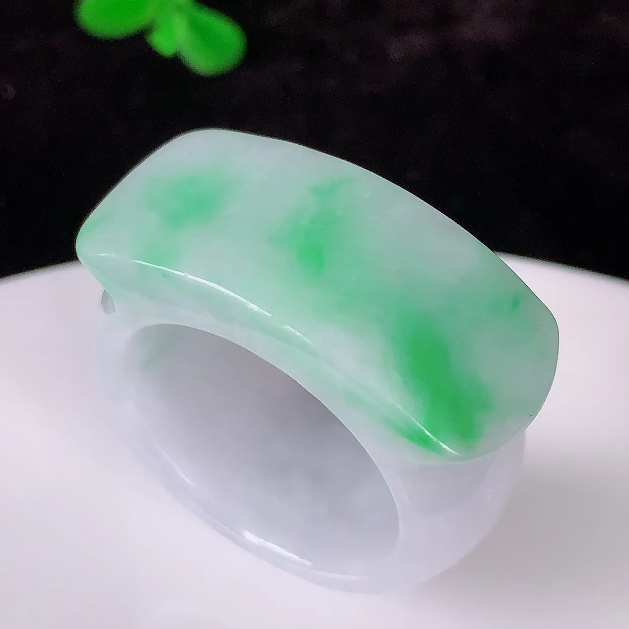 自然光实拍，21mm内径飘绿翡翠扳指，冰润指环，玉扳指，财源滚滚，玉质细腻起胶，26圈口，种水好！#57.5尺寸21-12.5-5