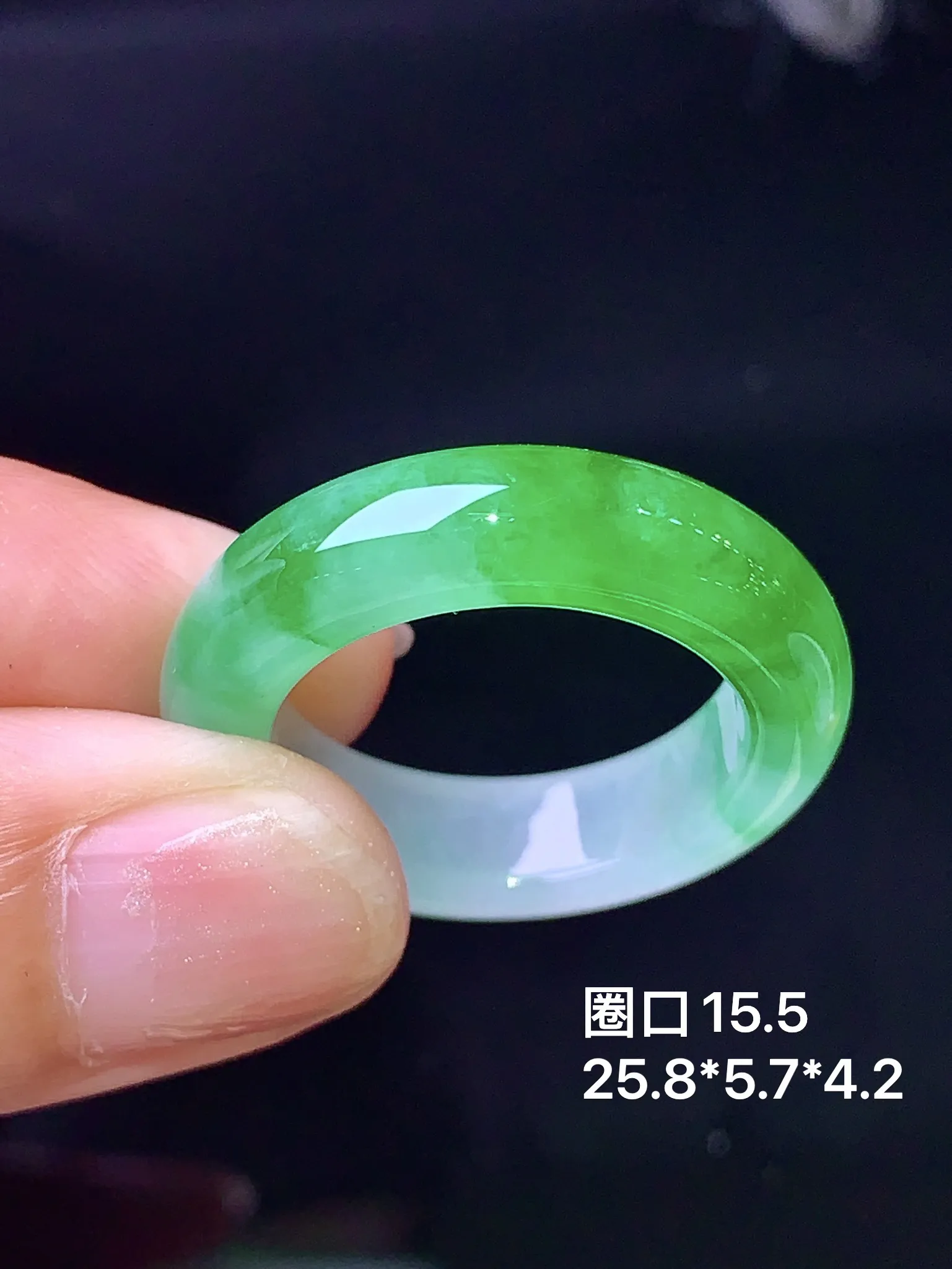 飘绿指环 玉质细腻 色泽清新艳丽 圈口15.5 整体尺寸25.8*5.7*4.2