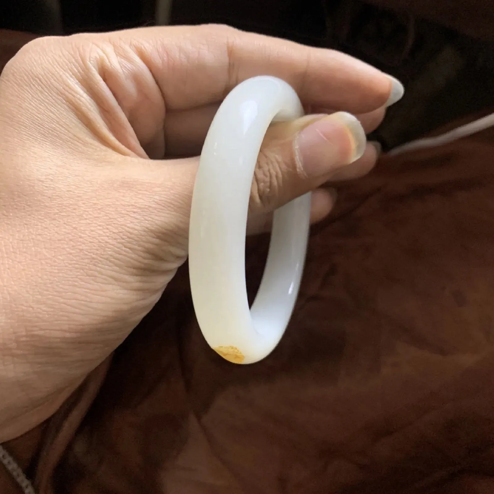 和田玉57圈口羊脂白手镯！撒金皮，玉质细腻油润 底色纯净 无裂无杂 脂粉好，品质好