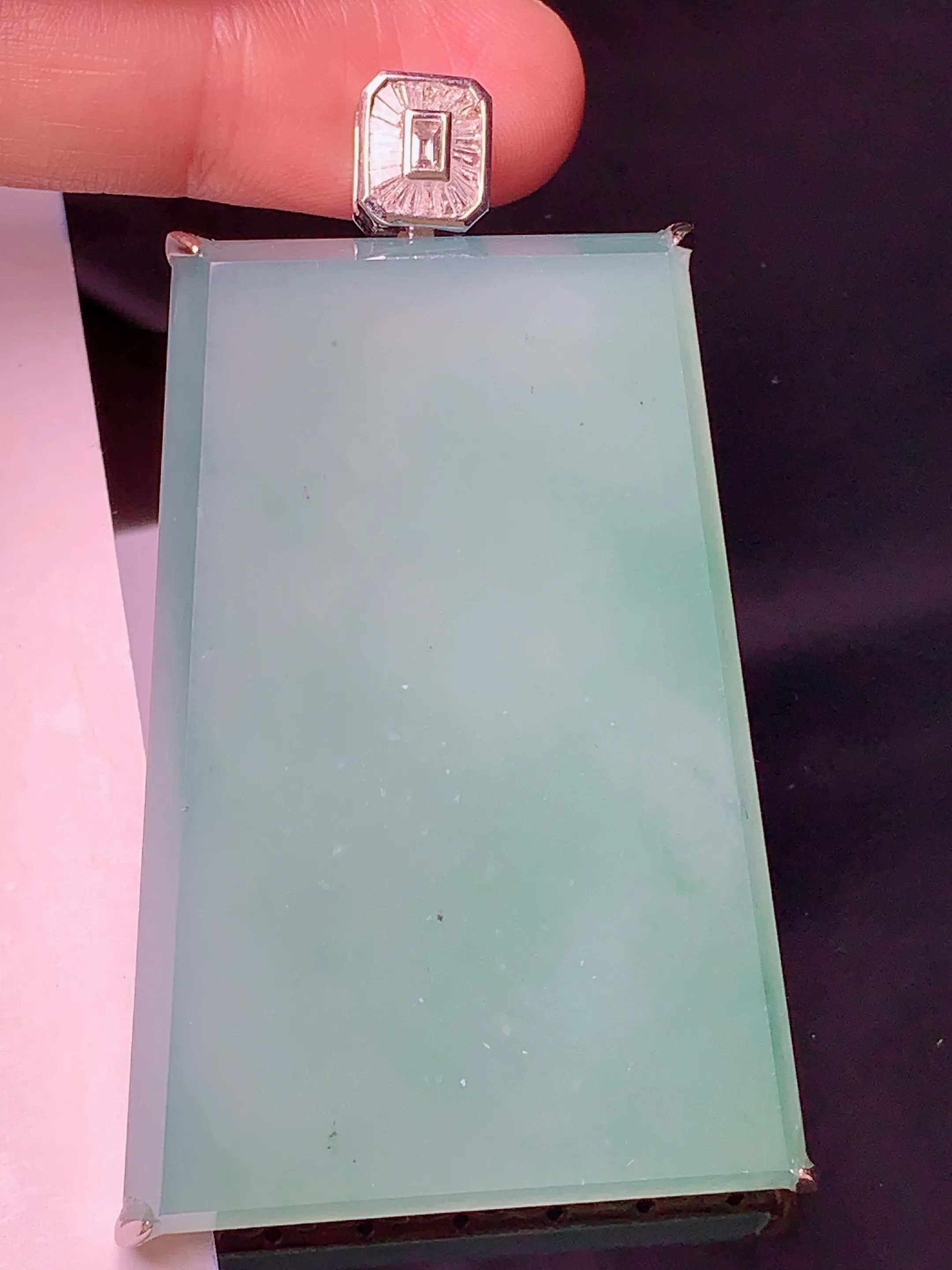 18k金钻镶嵌飘绿无事牌吊坠 玉质细腻 色泽清新艳丽 整体尺寸63*38.8*8.8