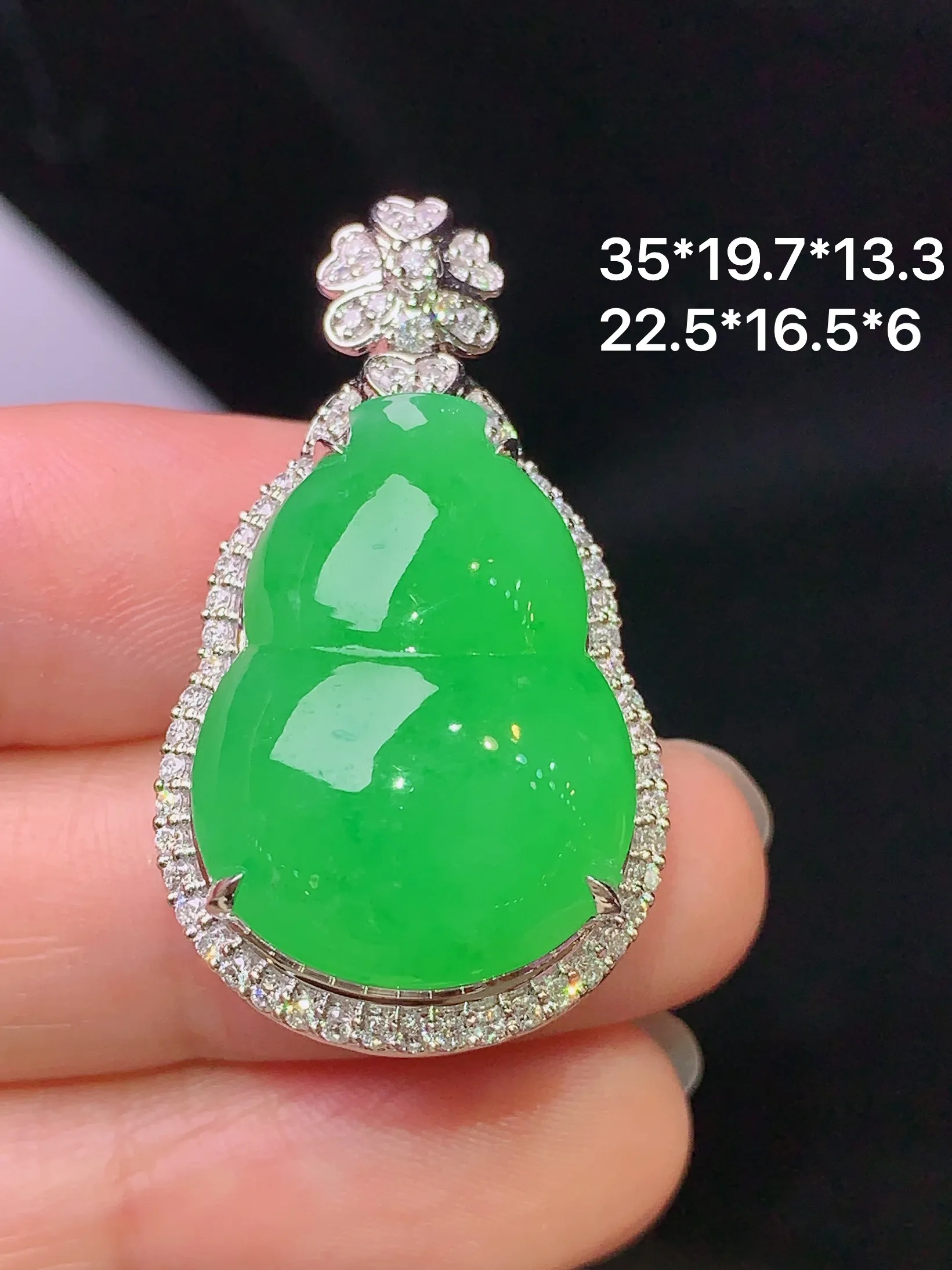 18k金钻镶嵌翠绿葫芦吊坠 玉质细腻 色泽清新艳丽 整体尺寸35*19.7*13.3