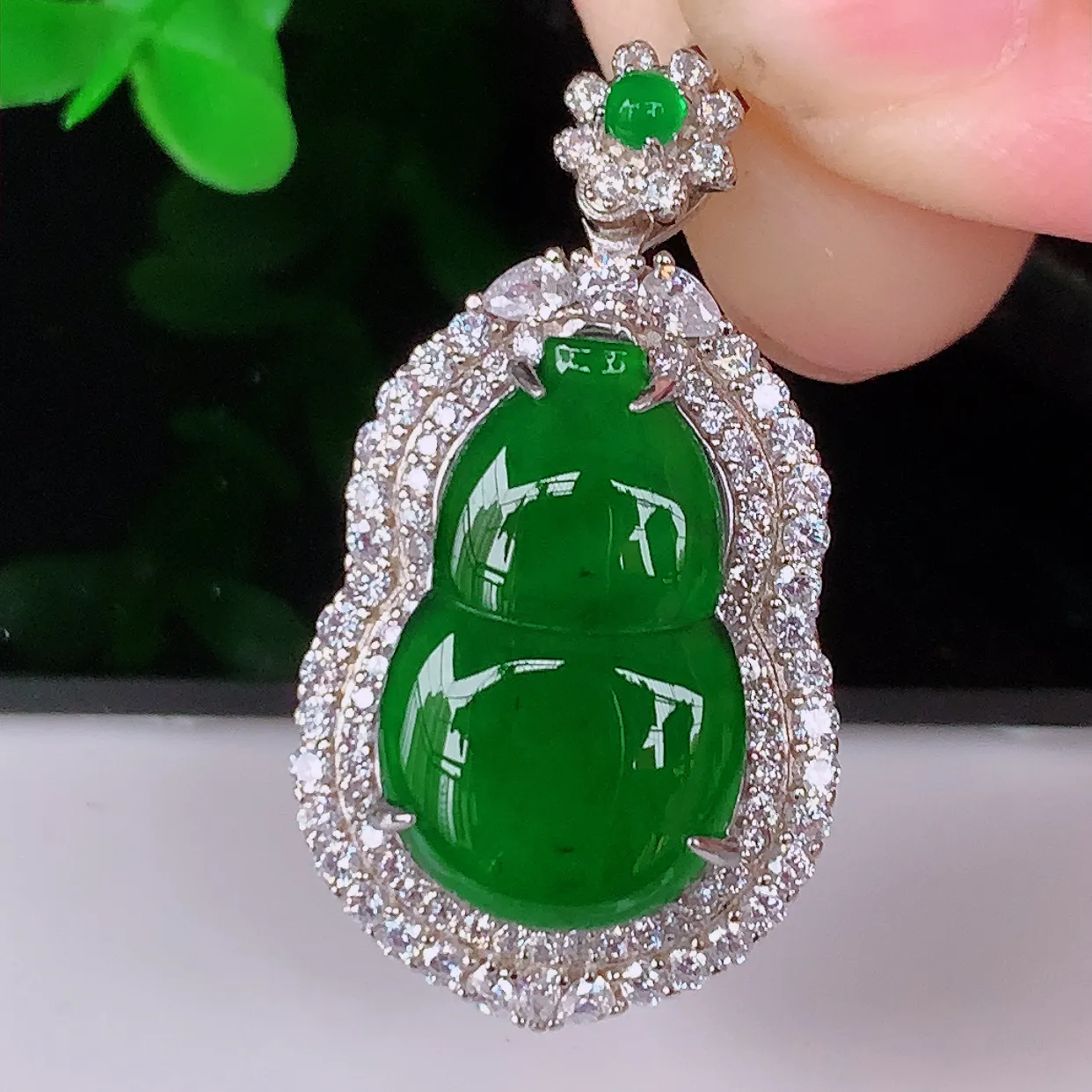 冰透满绿翡翠葫芦925银镶嵌吊坠，自然光实拍，翠色灵动，颜色漂亮，种老水足，品相佳，佩戴佳品！#97.5整体31*17.5*10.5裸石18*11.5