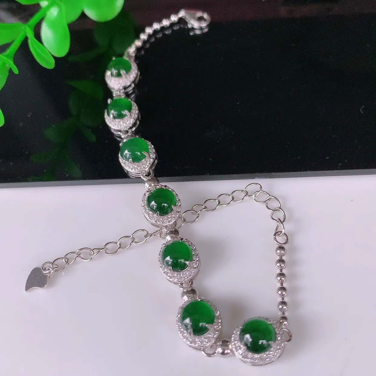 冰透满绿翡翠925银镶嵌手链，自然光实拍，翠色灵动，颜色漂亮，种老水足，品相佳，佩戴佳品！#97.5整体8*7.5*6裸石5.5*5.5