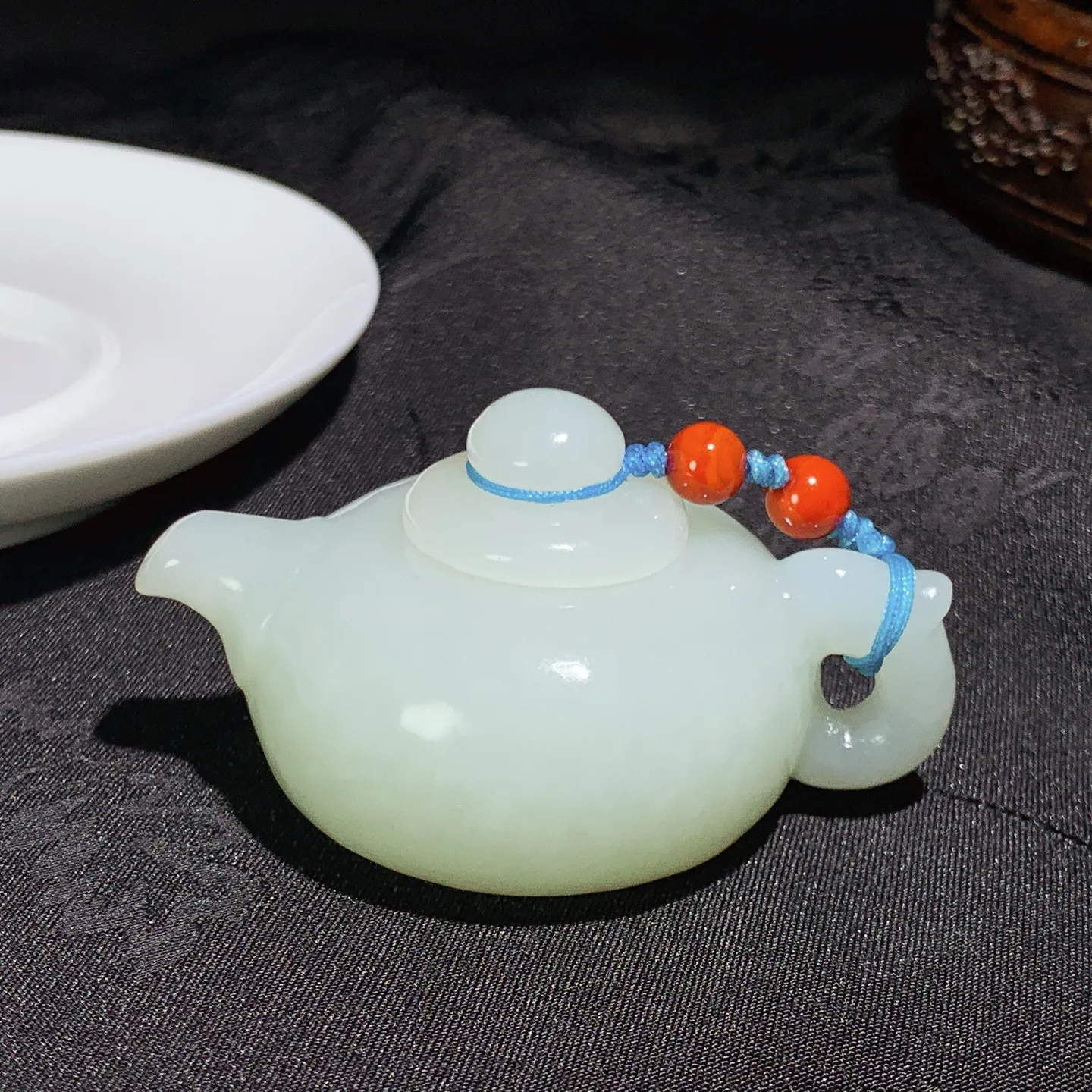 和田玉把把壶。尺寸61/42/32重64克 玉质细腻油润 底色纯净 脂粉好，品质好！lt250805