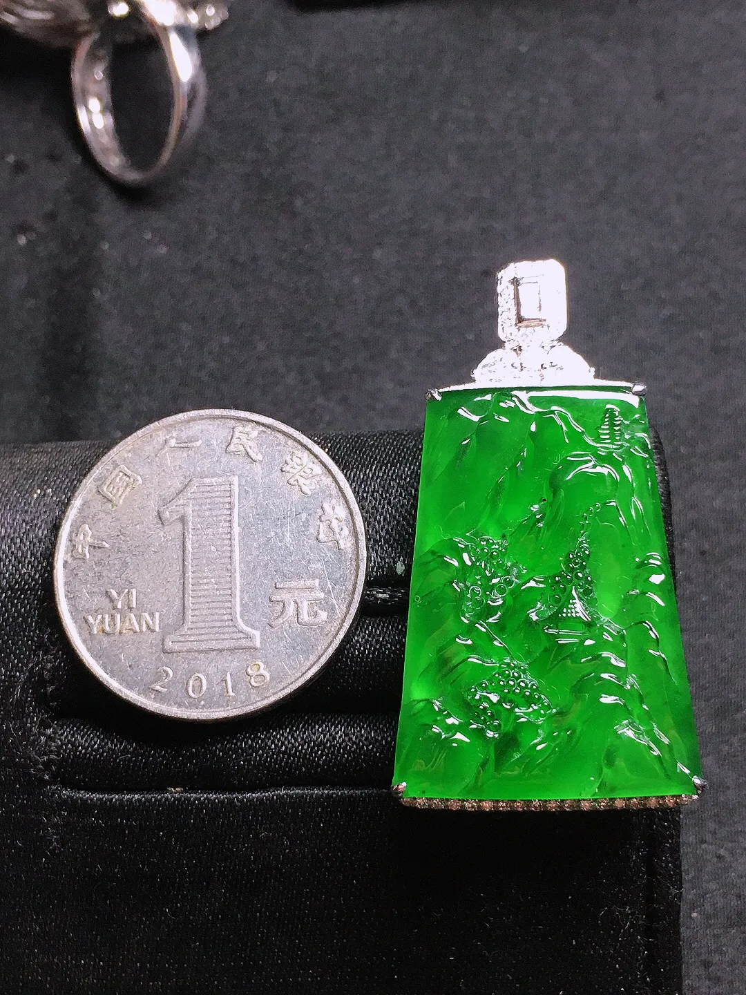 满绿山水牌吊坠，色泽均匀浓郁，玉质细腻，荧光感超
强，饱满圆润，气质满满。18k
金豪华镶嵌