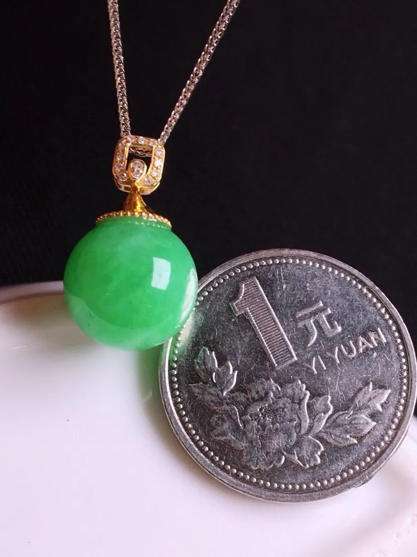 冰糯种阳绿圆珠吊坠、真金真钻镶嵌，种水好，玉质细腻 .裸石尺寸 12.6