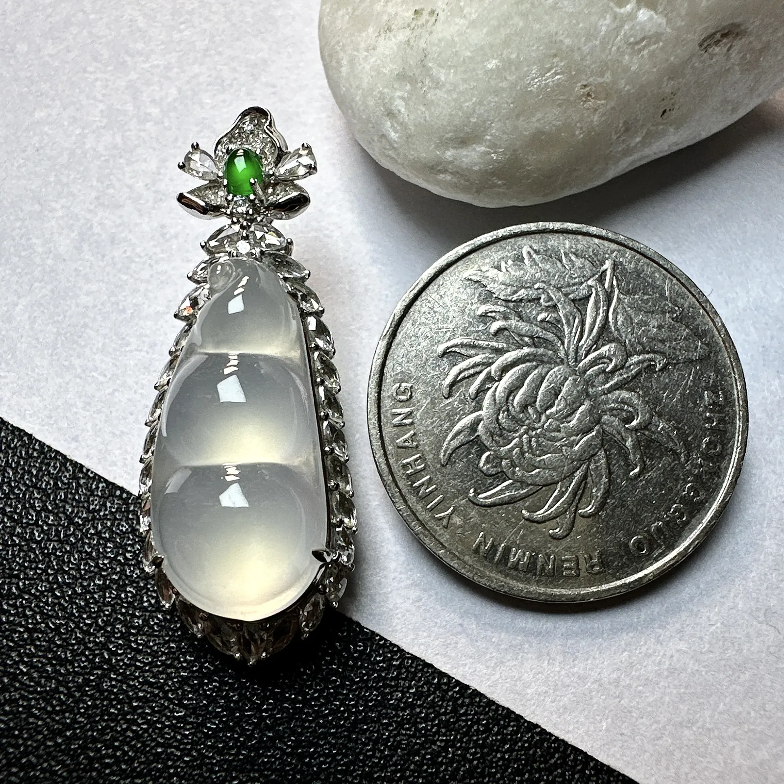 【冰种福豆吊坠】小精品，种地上乘，冰感十足，通透起光，饱满圆润，18k金钻镶嵌，裸石尺寸21.5*10.3*4.9毫米。