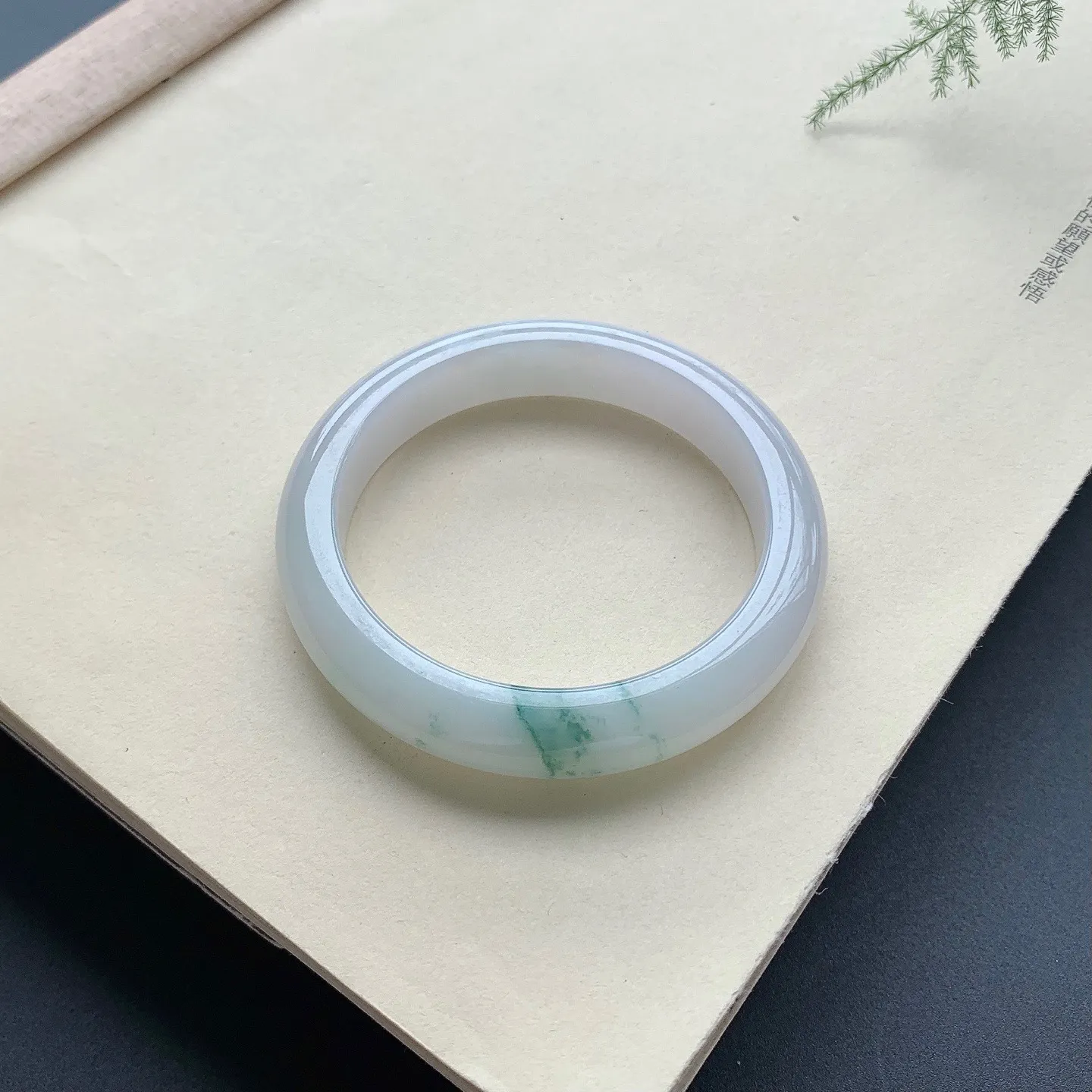 53.5圈口飘花正圈手镯 尺寸：53.5-11.5-8.5，无纹裂，细腻釉洁，花色飘逸