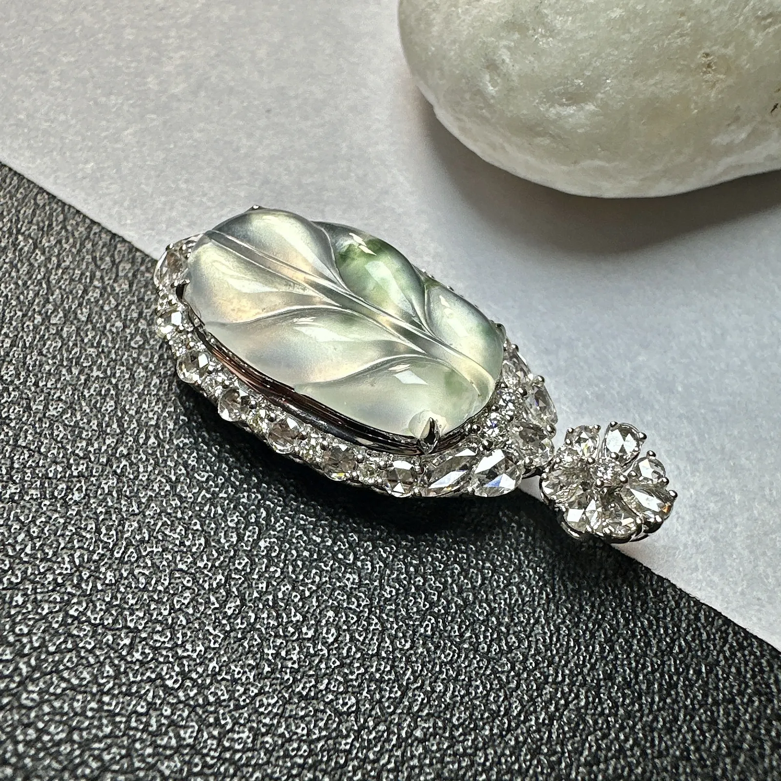 【玻璃种飘花叶子】起荧光，金枝玉叶，质地细腻，冰润透亮，光泽出众，18k金钻镶嵌，裸石尺寸18.6*11.1*3.5毫米