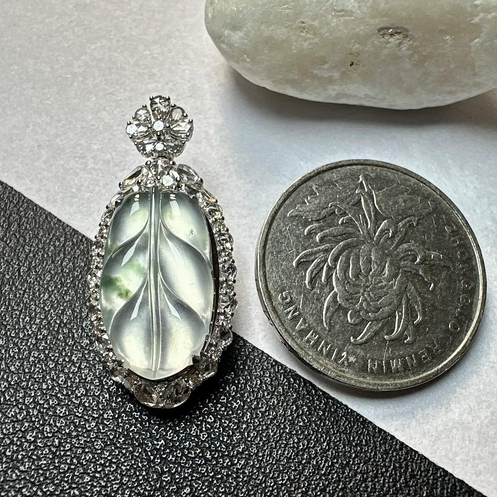 【玻璃种飘花叶子】起荧光，金枝玉叶，质地细腻，冰润透亮，光泽出众，18k金钻镶嵌，裸石尺寸18.6*11.1*3.5毫米