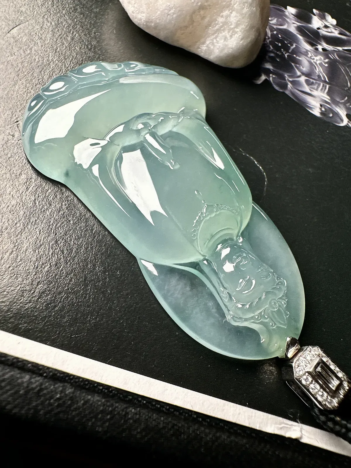 【冰种素衣观音】有底色，质地细腻，通透度上佳，冰感十足，适合佩戴，18k金钻镶嵌，裸石尺寸65.6*39.7*7.6毫米