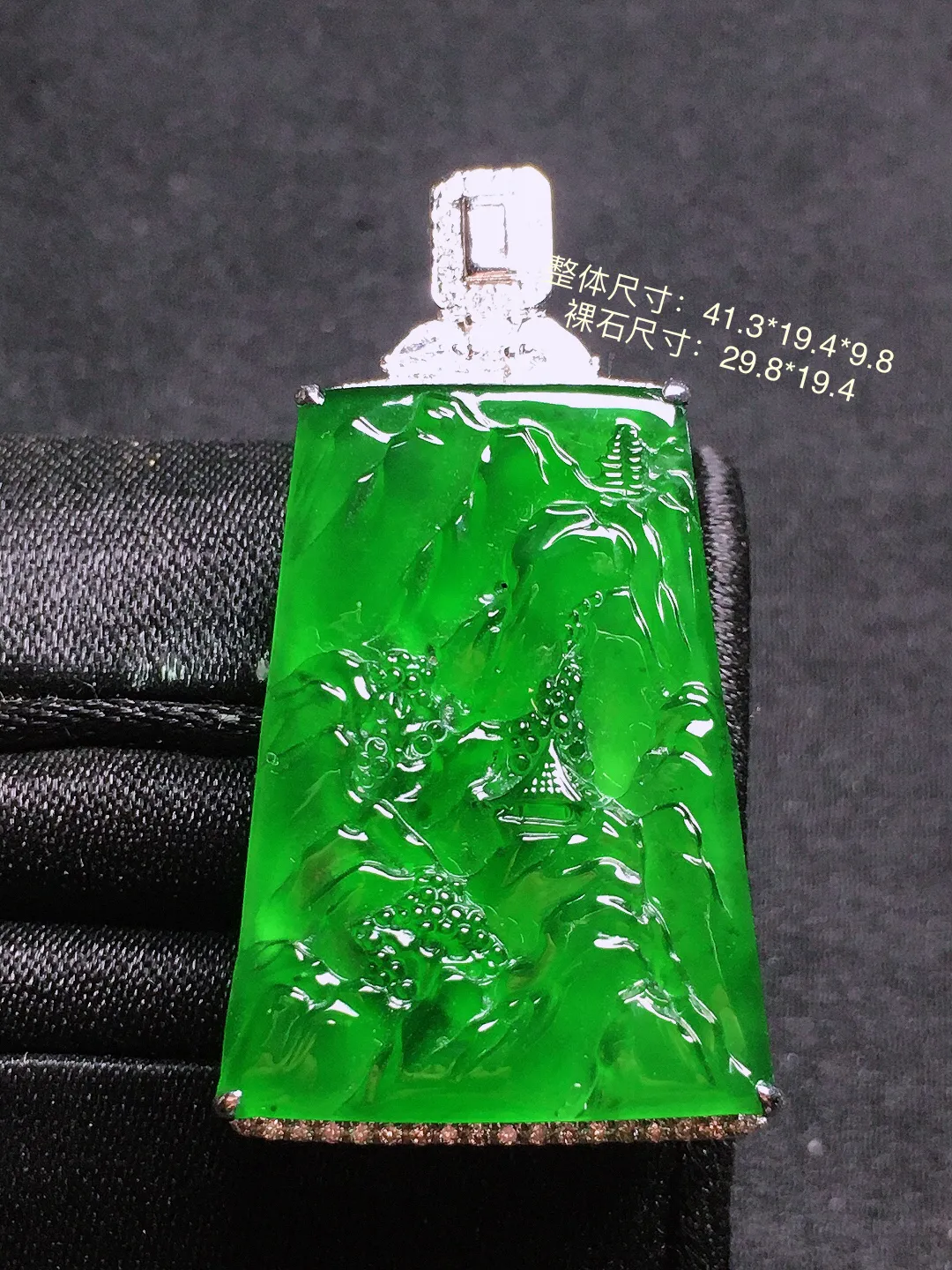 满绿山水牌吊坠，色泽均匀浓郁，玉质细腻，荧光感超
强，饱满圆润，气质满满。18k
金豪华镶嵌