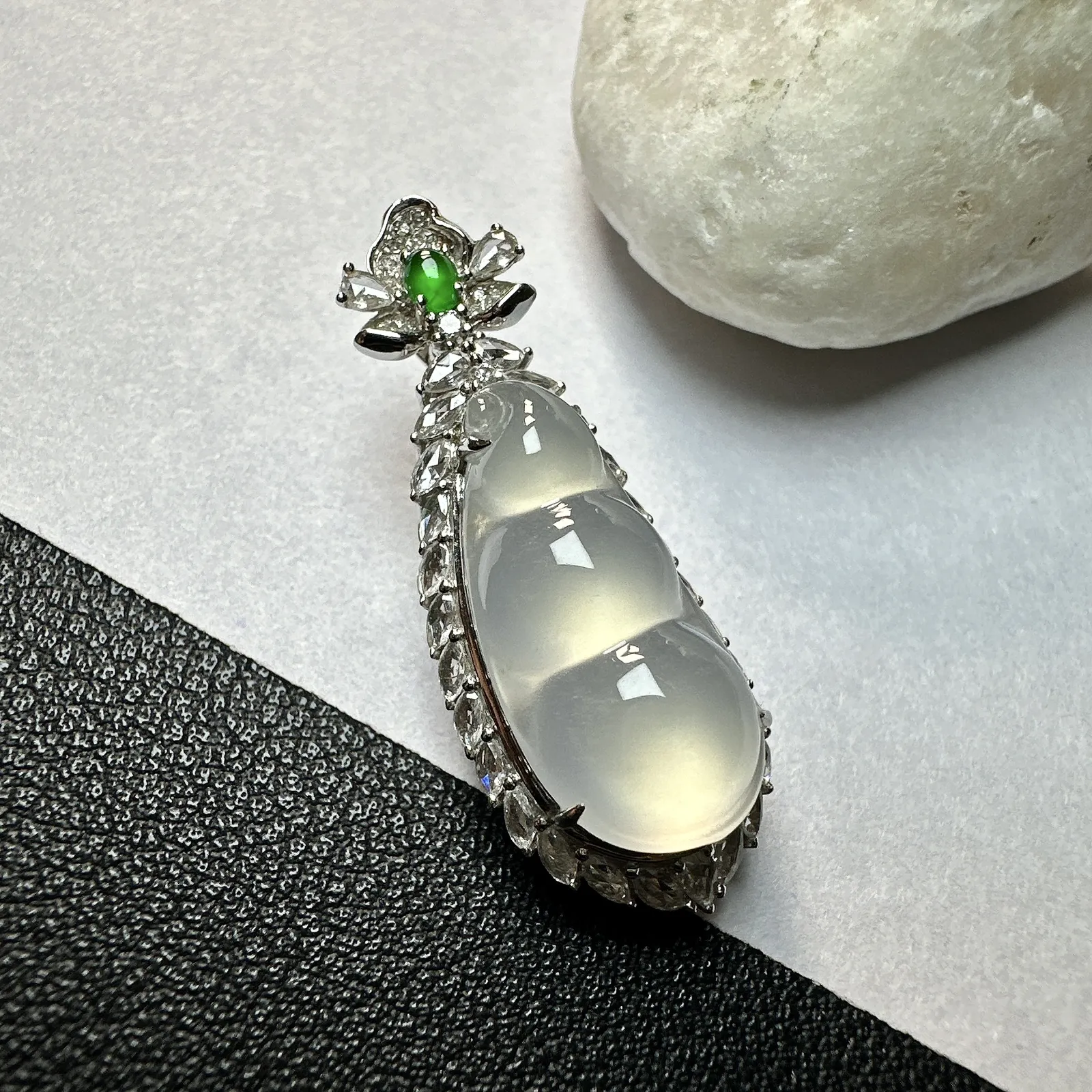 【冰种福豆吊坠】小精品，种地上乘，冰感十足，通透起光，饱满圆润，18k金钻镶嵌，裸石尺寸21.5*1