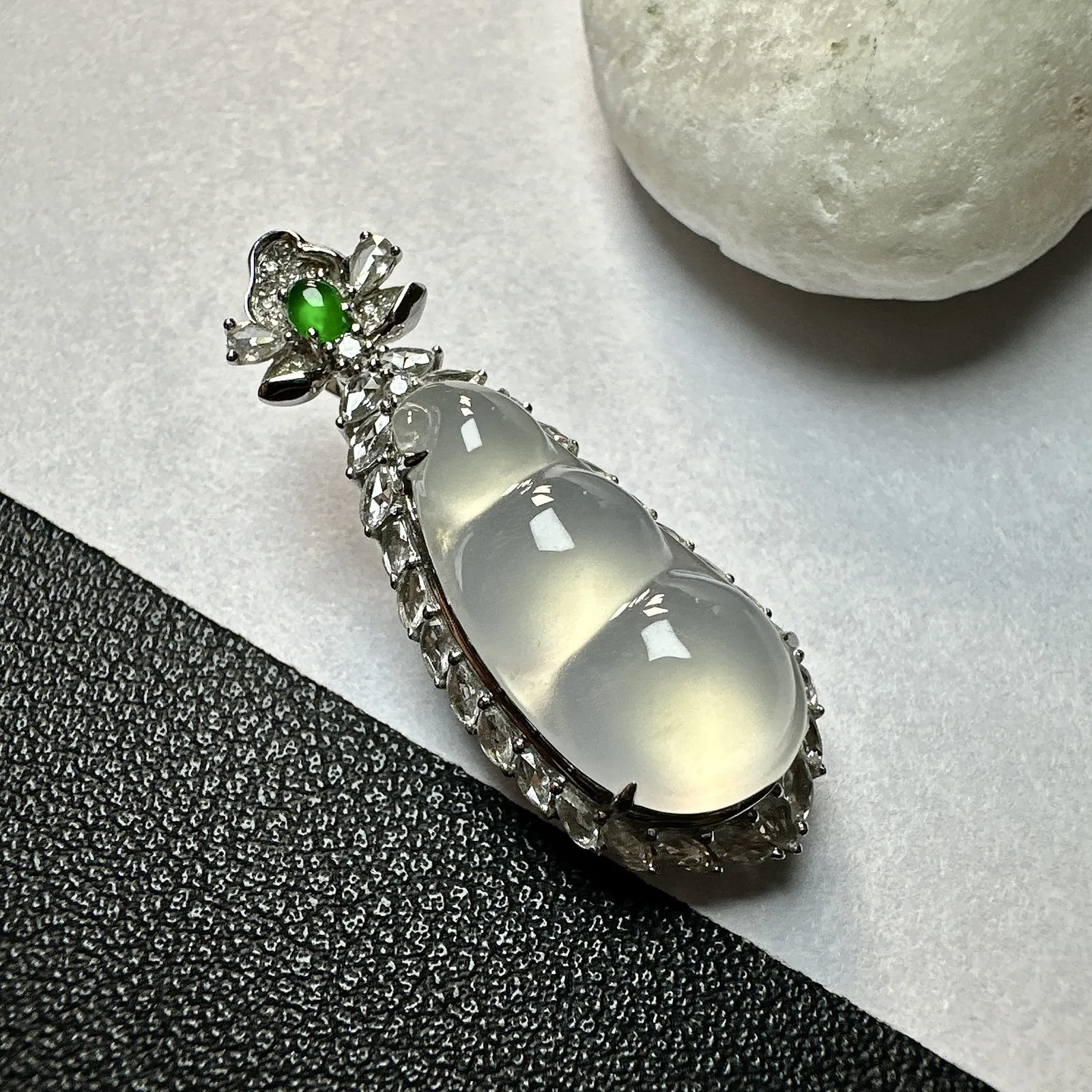 【冰种福豆吊坠】小精品，种地上乘，冰感十足，通透起光，饱满圆润，18k金钻镶嵌，裸石尺寸21.5*10.3*4.9毫米。