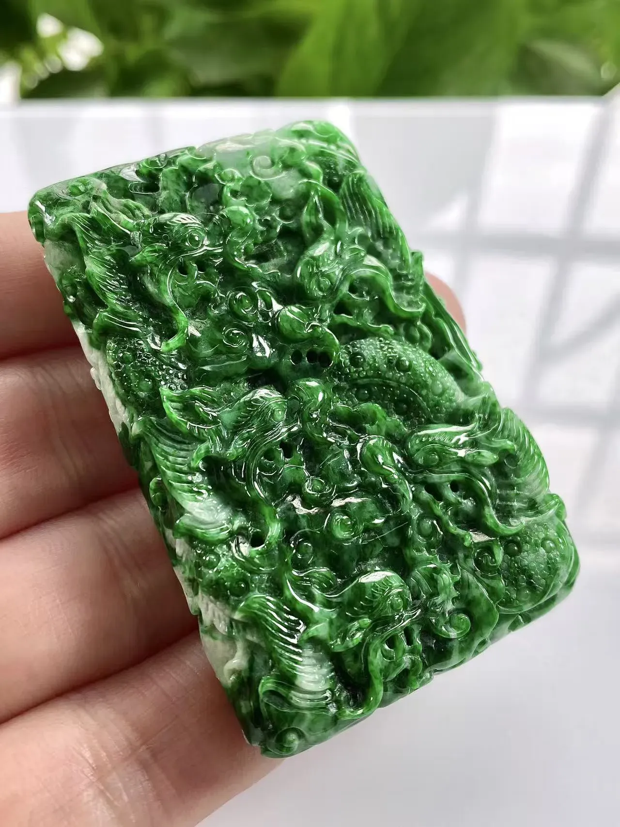 缅甸天然翡翠A货，大师工艺精雕水润满绿辣绿九龙牌吊坠挂件，尺寸：65.3/42.5/12.8mm重量：80.55g