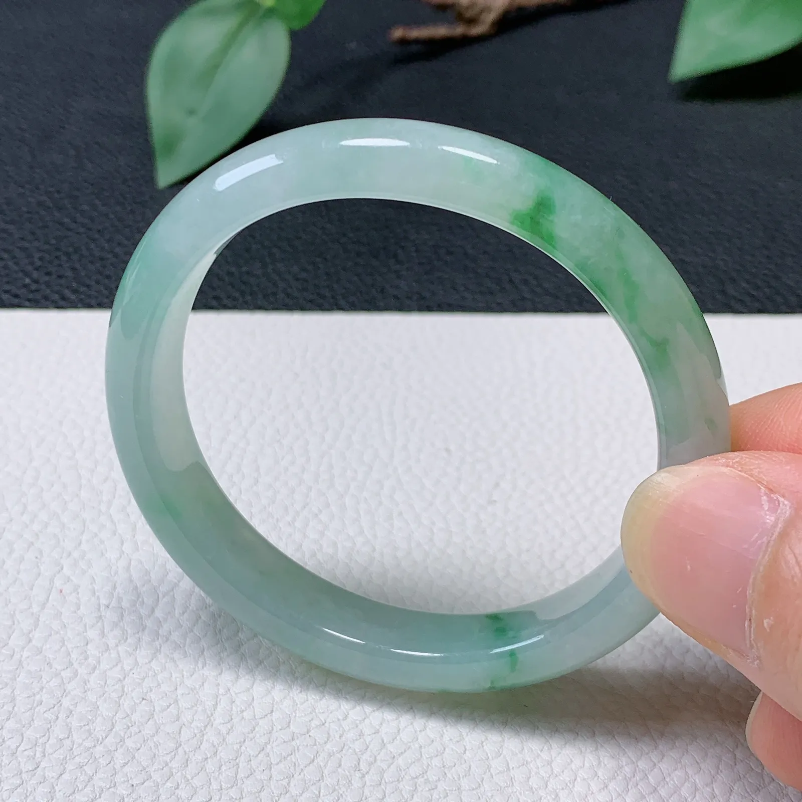 天然翡翠小圈口50-51老坑飘绿花贵妃手镯 玉质细腻 种水好 尺寸：51-47.6-9.7-6.5m