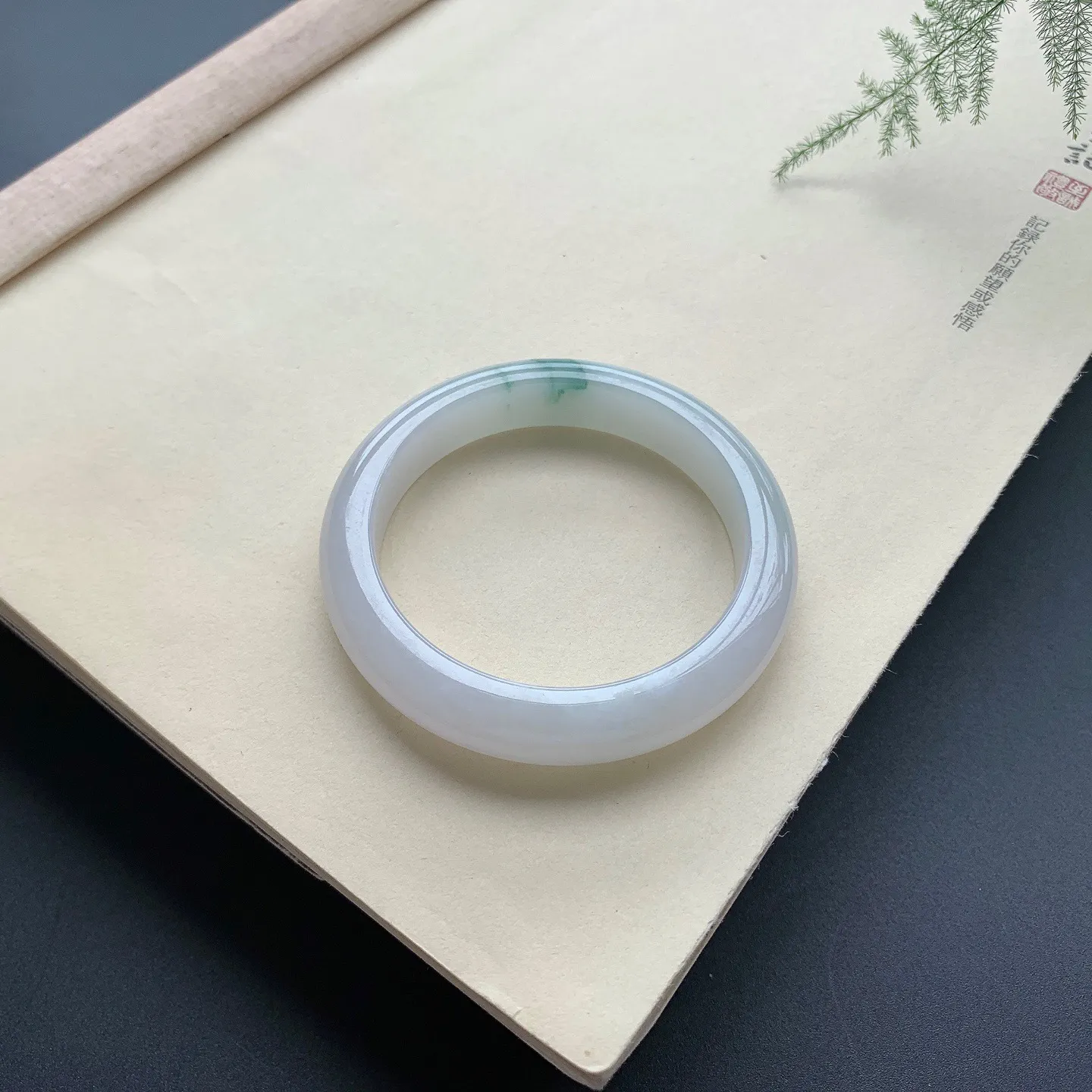 53.5圈口飘花正圈手镯 尺寸：53.5-11.5-8.5，无纹裂，细腻釉洁，花色飘逸