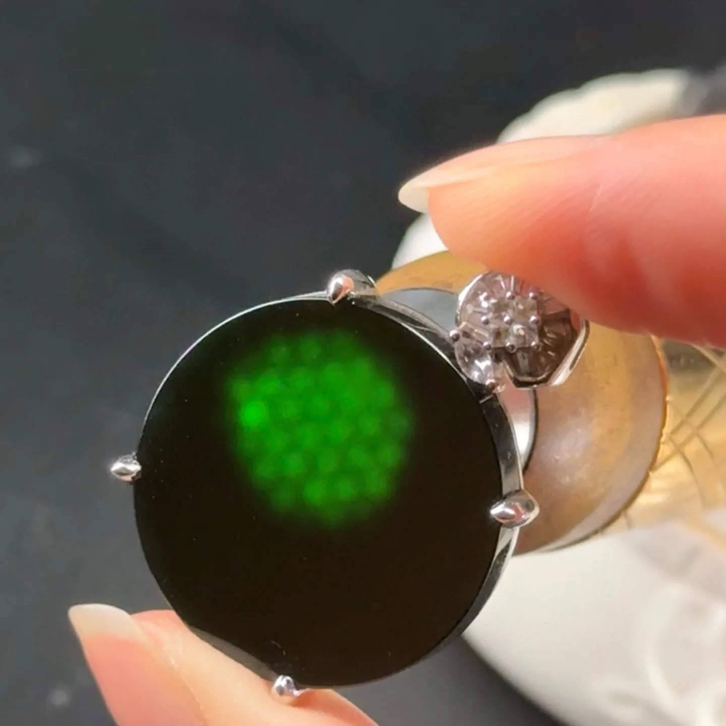 精品墨翠圆片吊坠 种好色正 简约大气 打灯通透 黑度极好 尺寸32.6