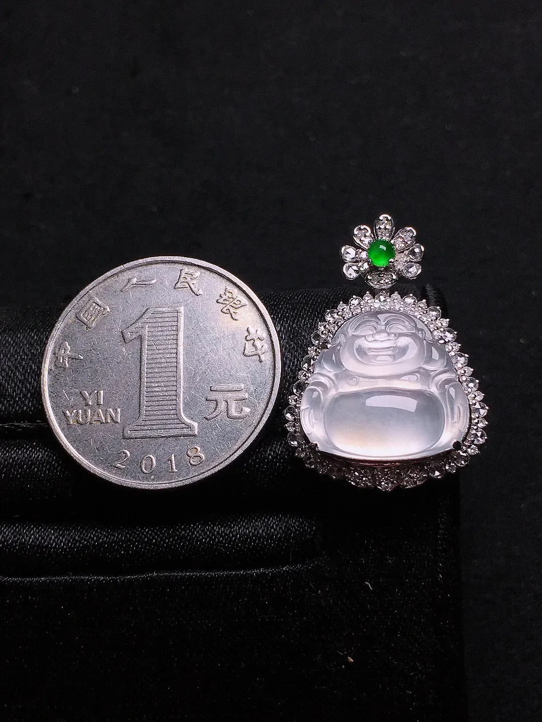 冰种佛公吊坠，玉质细腻，荧光感超
强，饱满圆润，气质满满。18k
金豪华镶嵌