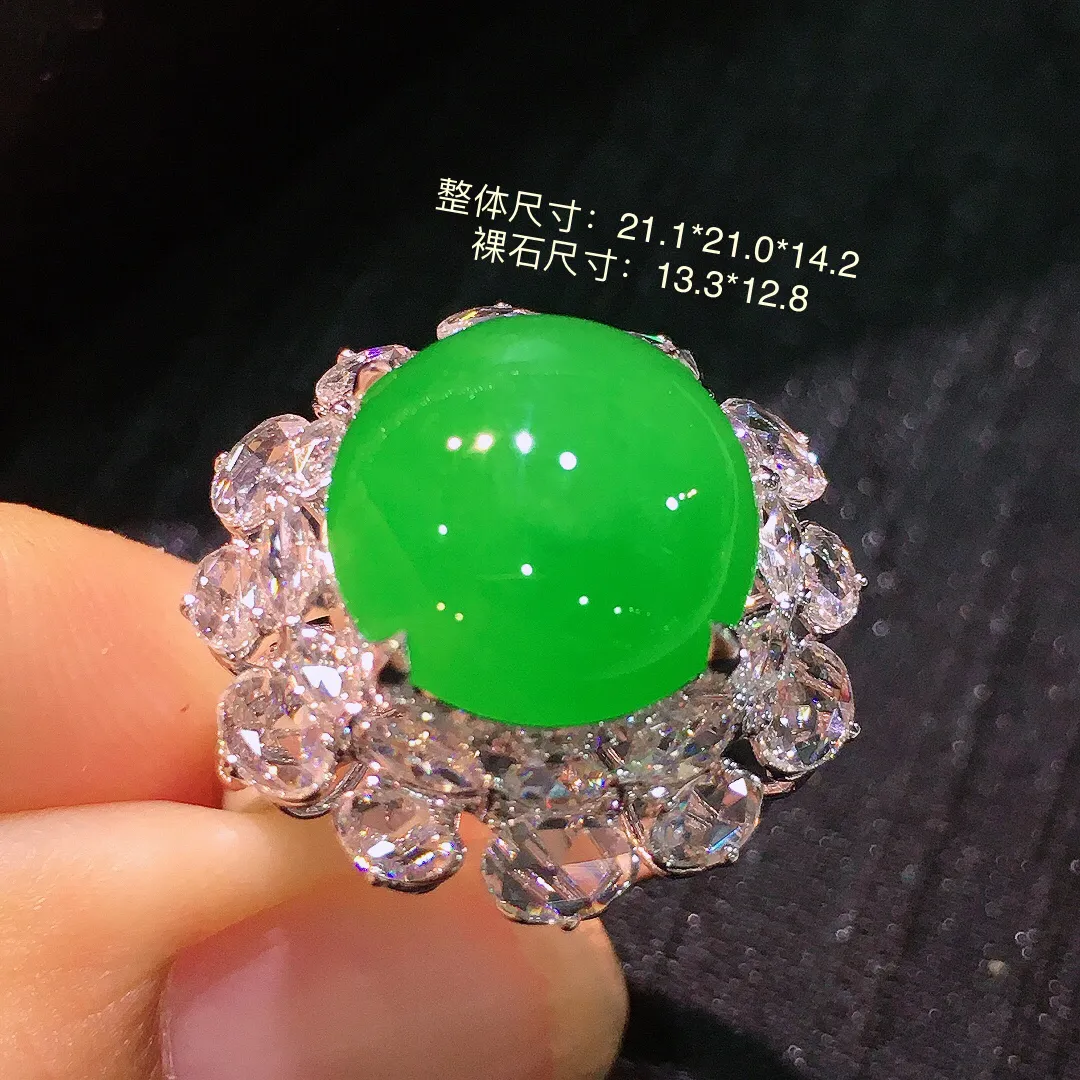 阳绿蛋面戒指，色泽均匀艳丽，玉质细腻，荧光感超
强，饱满圆润，气质满满。18k
金豪华镶嵌