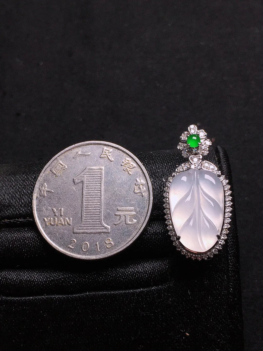 冰种玉叶吊坠，玉质细腻，荧光感超
强，饱满圆润，气质满满。18k
金豪华镶嵌