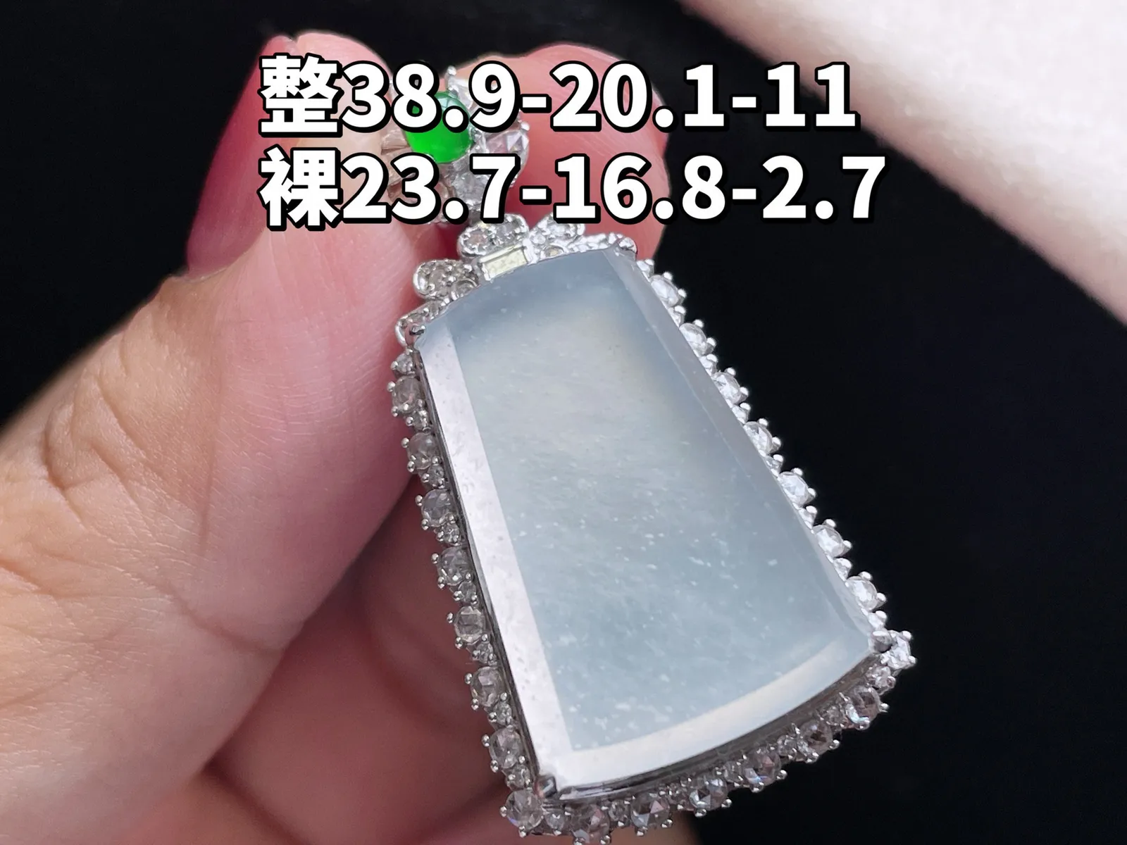 18K 冰种·无事牌
 
整38.9-20.1-11
裸23.7-16.8-2.7