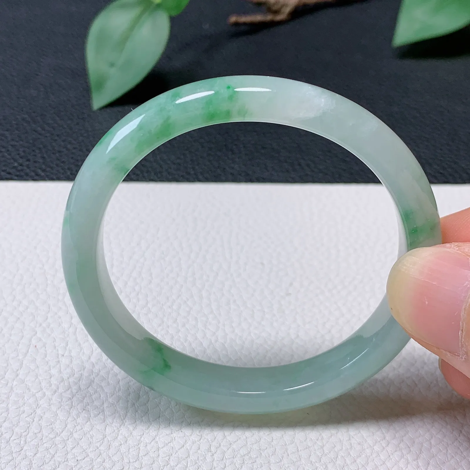 天然翡翠小圈口50-51老坑飘绿花贵妃手镯 玉质细腻 种水好 尺寸：51-47.6-9.7-6.5mm   M22